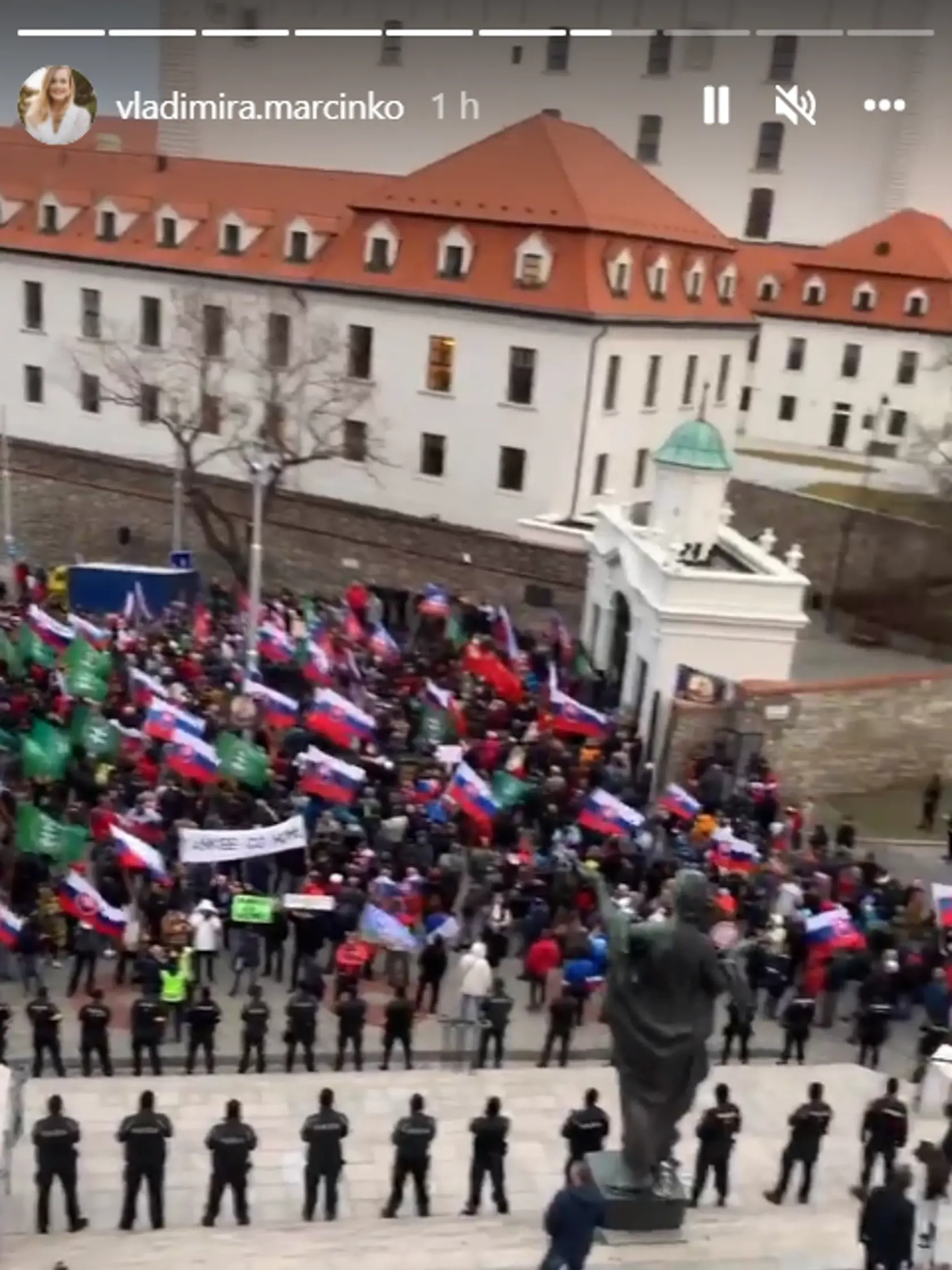 "Z parlamentnu vedie jedna bezpečná cesta, ktorou sa dá vyhnúť agresívnemu davu – je to podzemný tunel. Kľučky na jeho východoch však niekto vylomil, Pohybovať sa ním môžu len poslanci a vybraní asistenti," napísala poslankyňa.