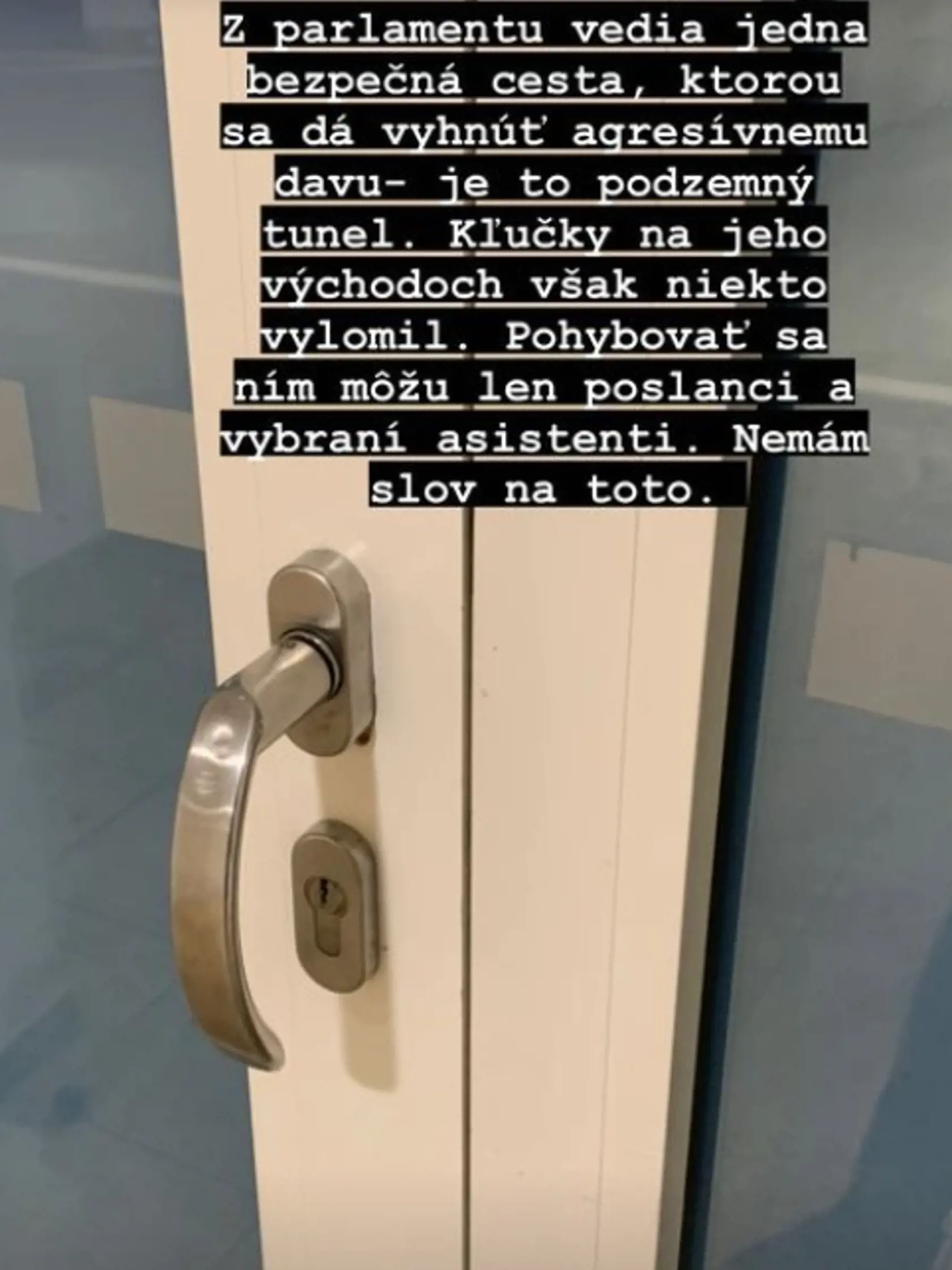 Poslankyňa píše, že neznámy páchateľ vylomil kľučky na dverách od podzemného tunelu.