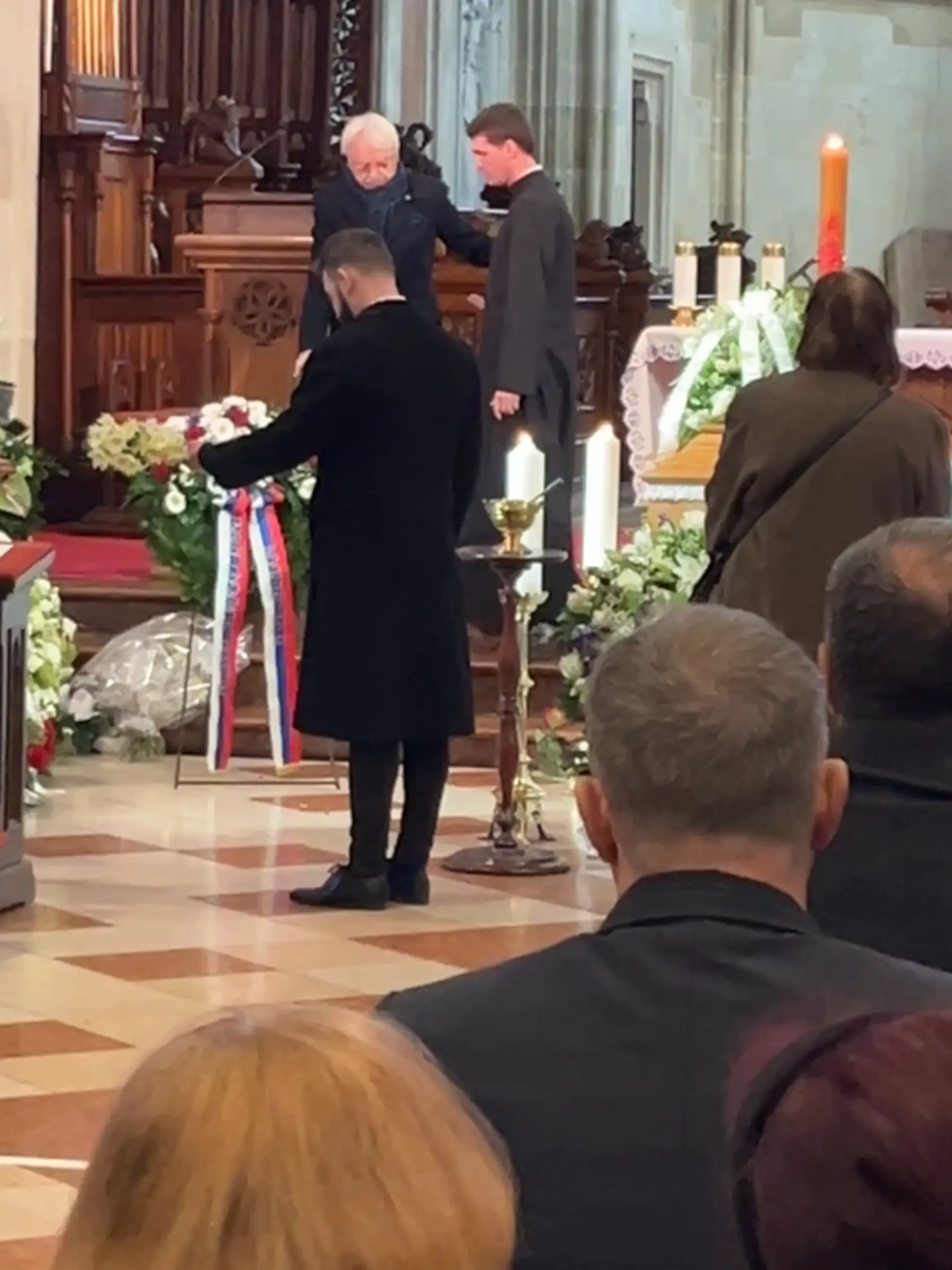 Pred oficiálnym začiatkom musela strážna služba riešiť muža, ktorý vybehol až pred oltár k rakve majstra.
