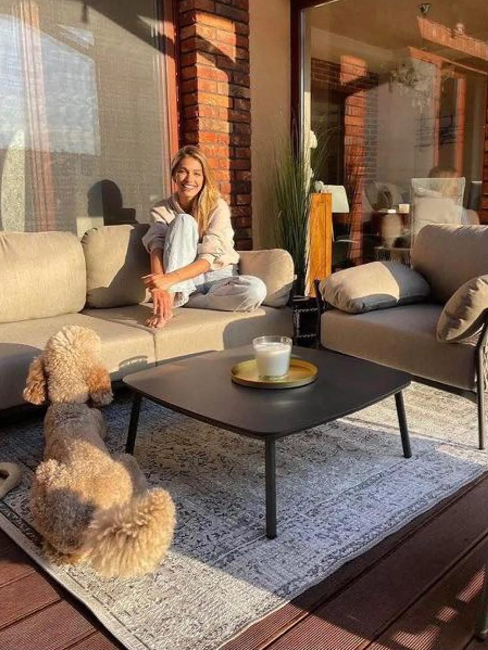 Jasmina Alagič sa teší z nového sedenia na terase na ich záhrade domu v Malinove.