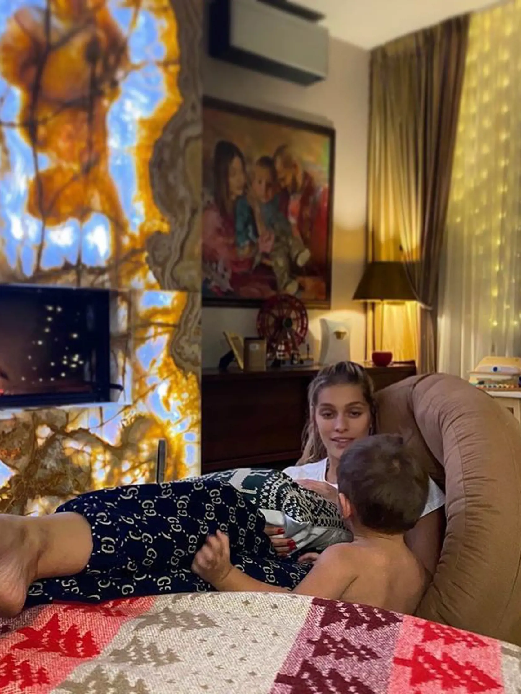 Jasmina so Sanelom v luxusnej obývačke