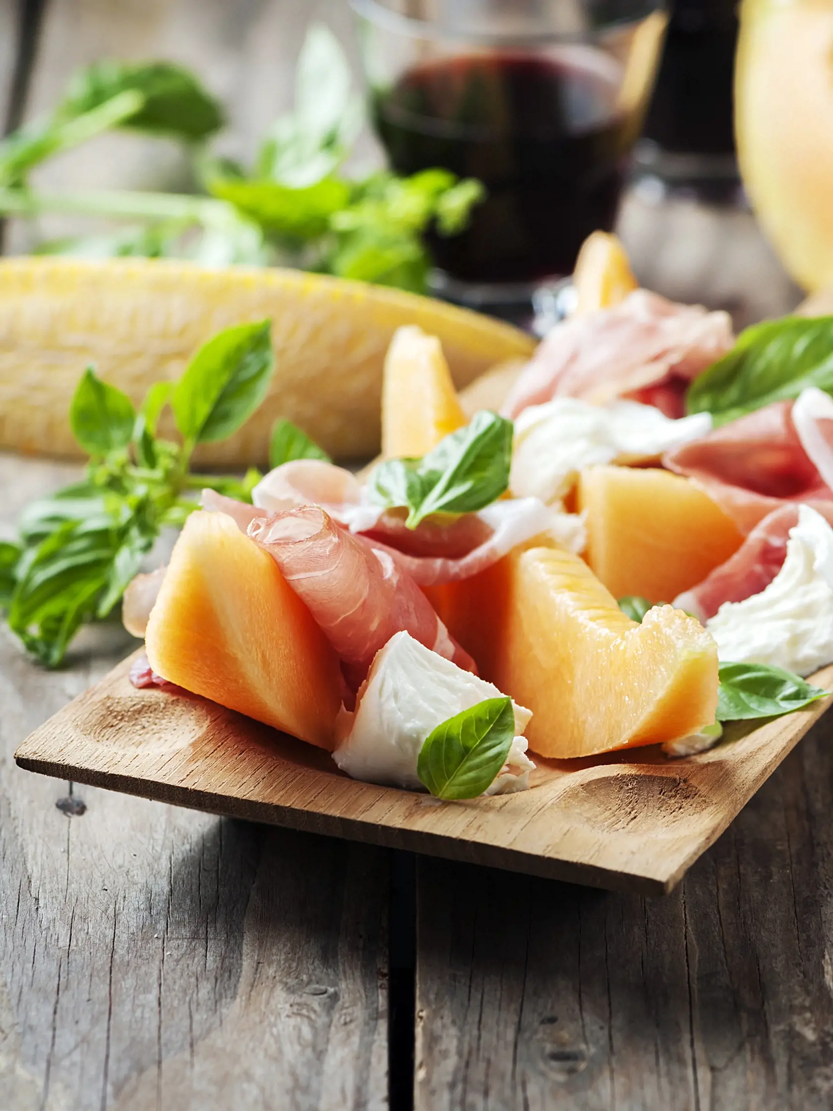 Medový melón s mozzarellou a so šunkou