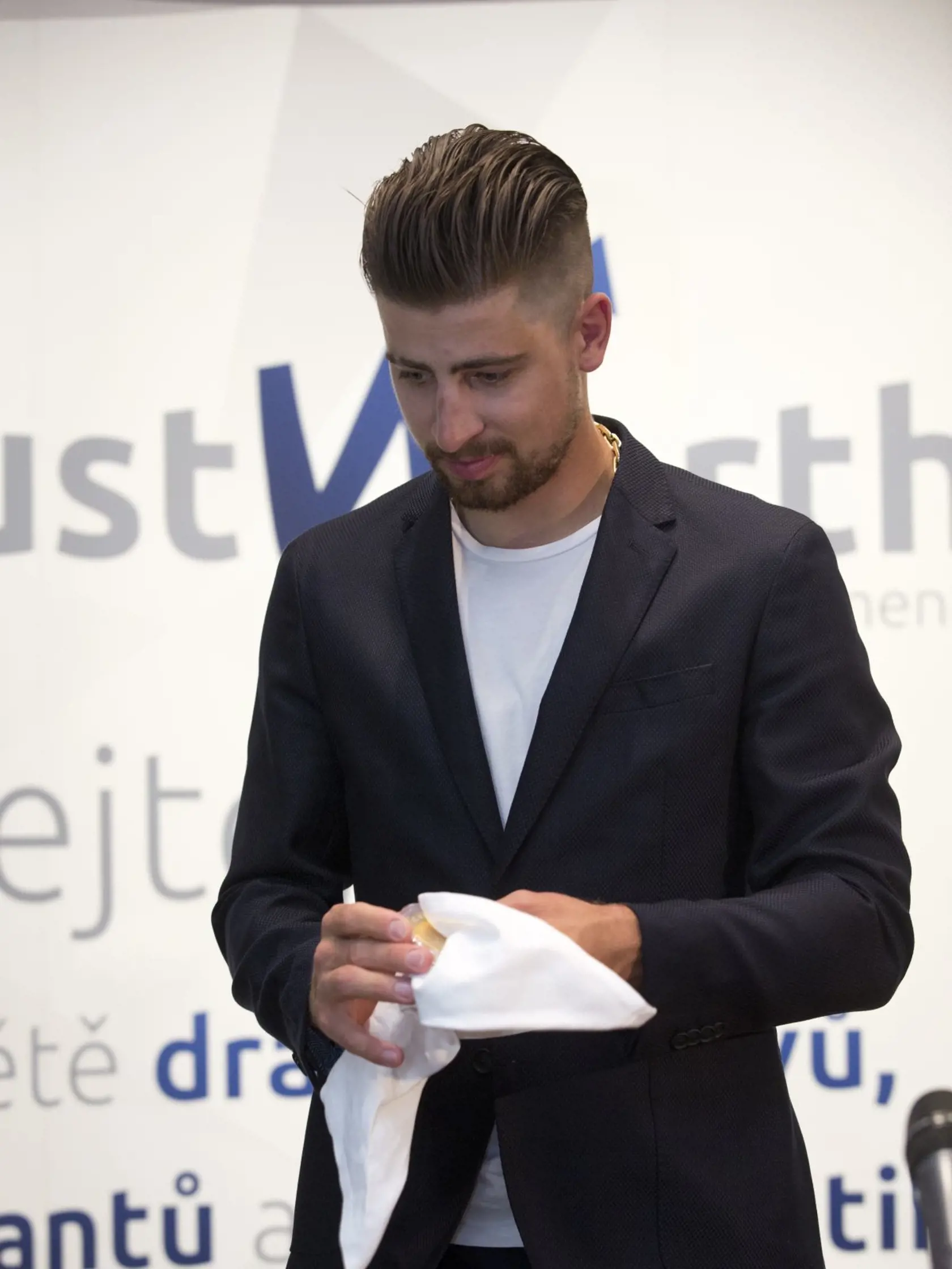 Veľká pocta a veľké prekvapenie. Peter Sagan v Prahe pokrstil pamätnú zlatú medailu z limitovej edície, ktorá bude pripomínať jeho tri víťazstvá na MS v pretekoch jednotlivcov.