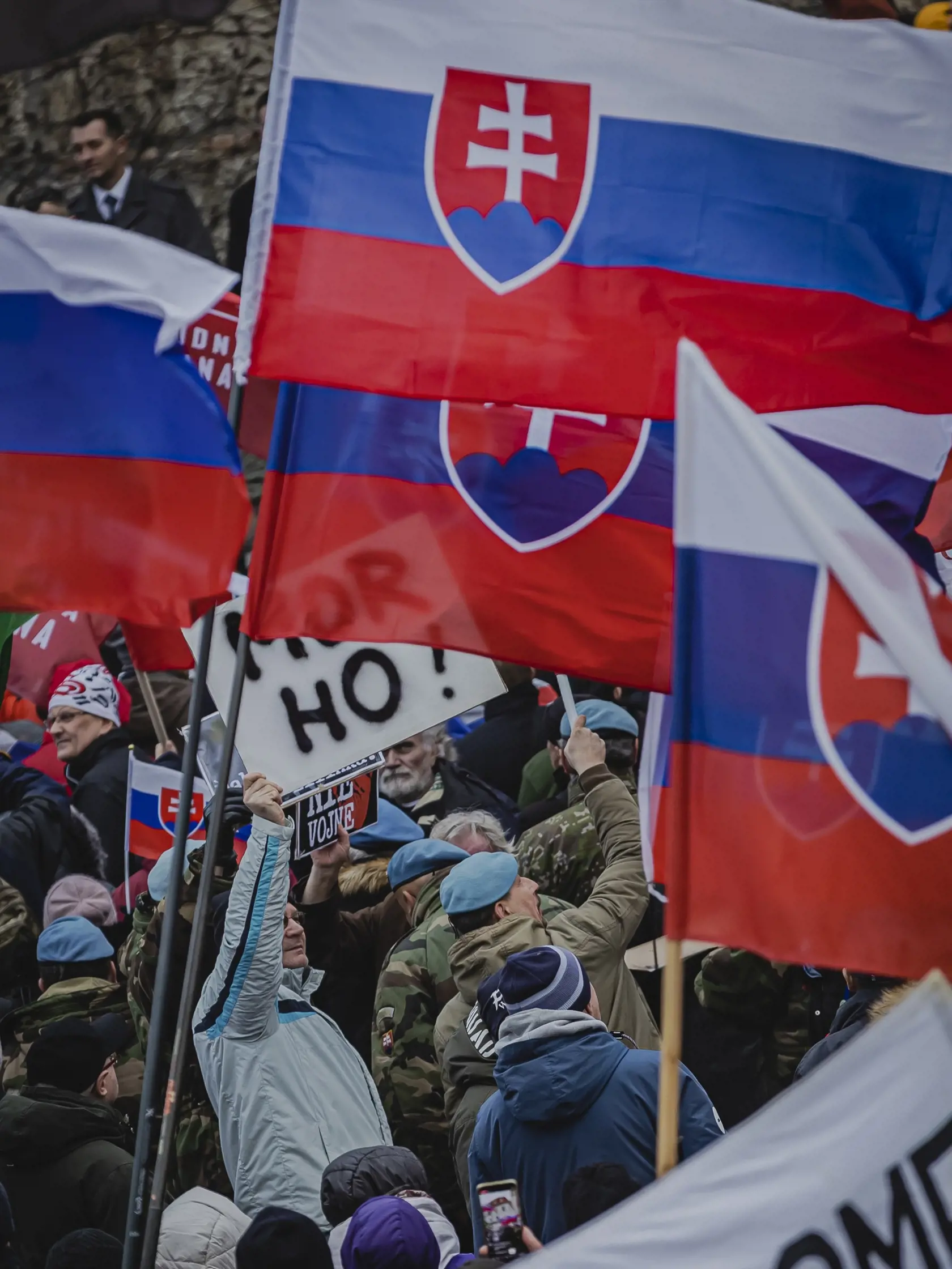 Odporcovia obrannej dohody medzi Slovenskou republikou a USA sa stretli pred budovou Národnej rady Slovenskej republiky. 
