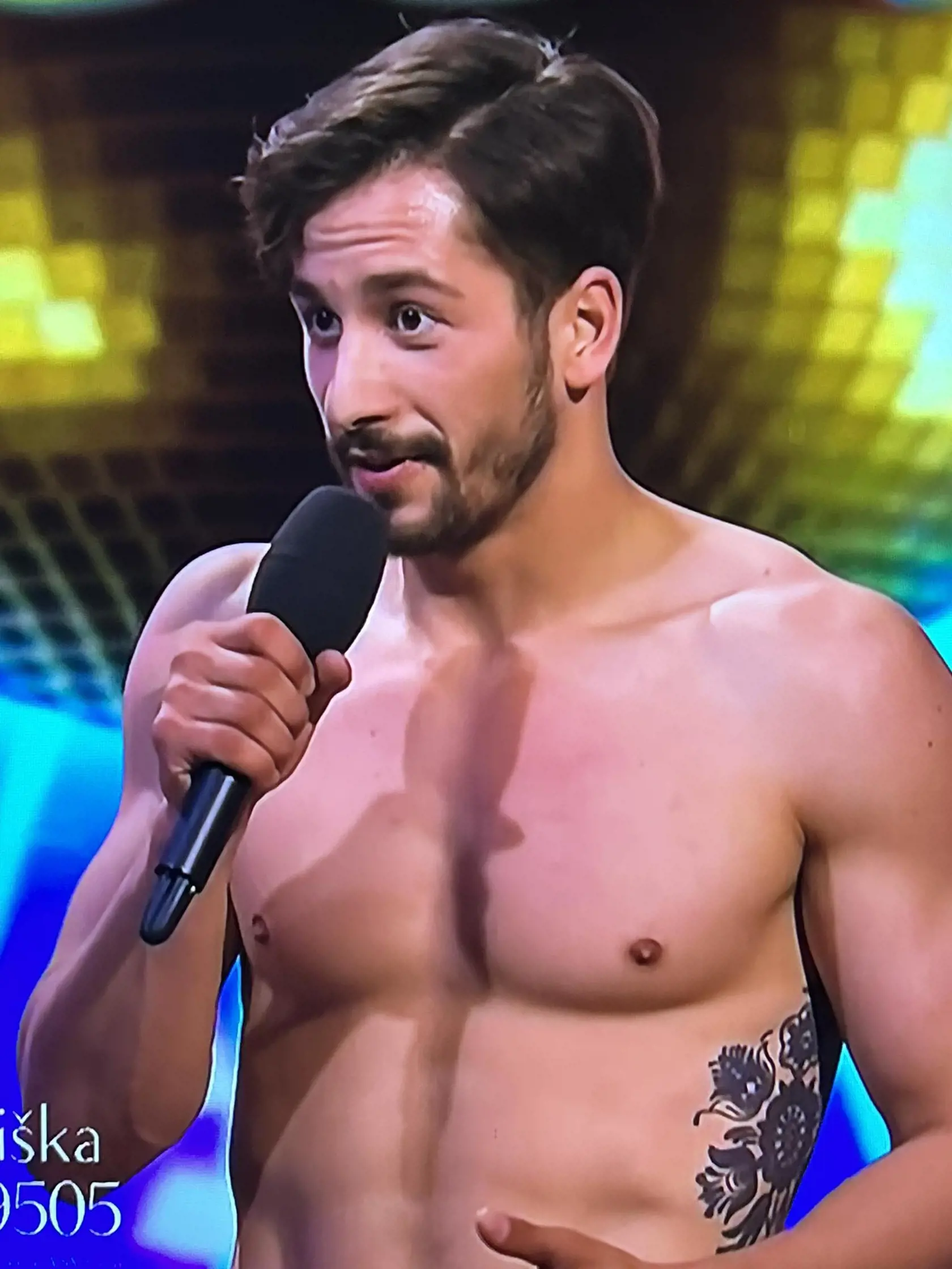 Herec Jakub Jablonský predviedol sexi hruď.