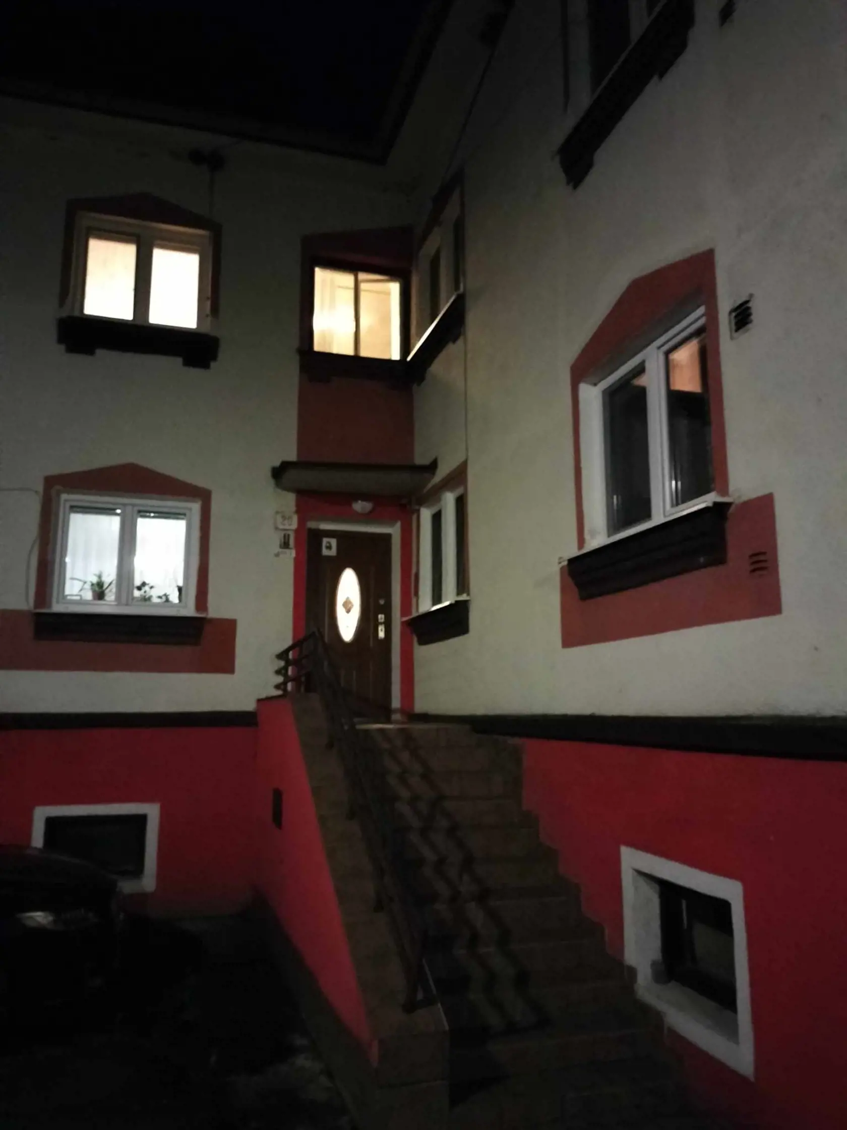 V byte na Školskej ulici vo Vranove nad Topľou našli telo mŕtvej ženy.