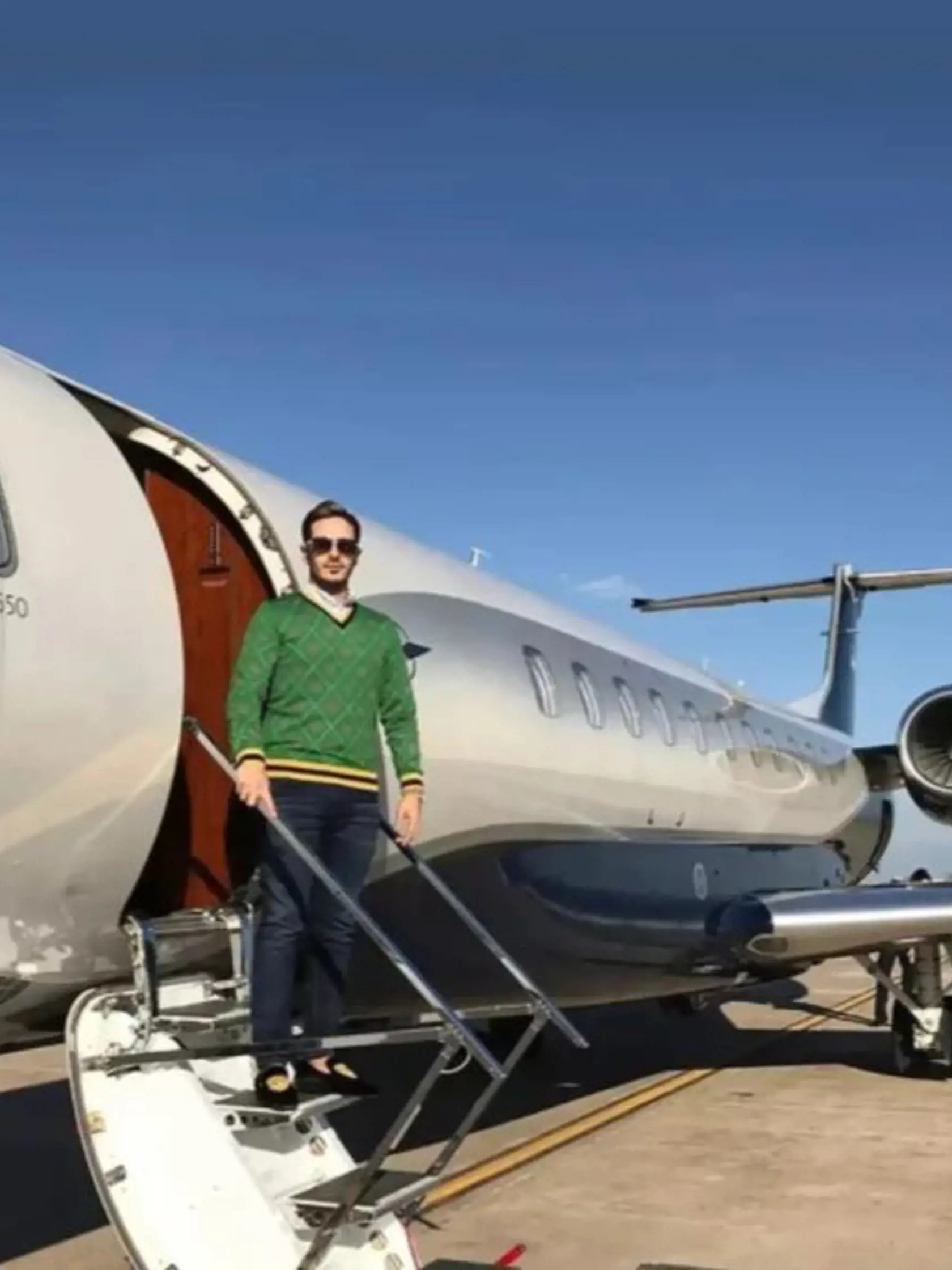 Podvodník Simon Leviev má dnes 31 rokov a užíva si luxusný život. Fotografie zverejňoval na sociálnej sieti instagram. Svoj účet však po odvysielaní dokumentu Tinder swindler zmazal. Britskému denníku The Sun sa však podarilo k jeho fotografiám dosťať včas.