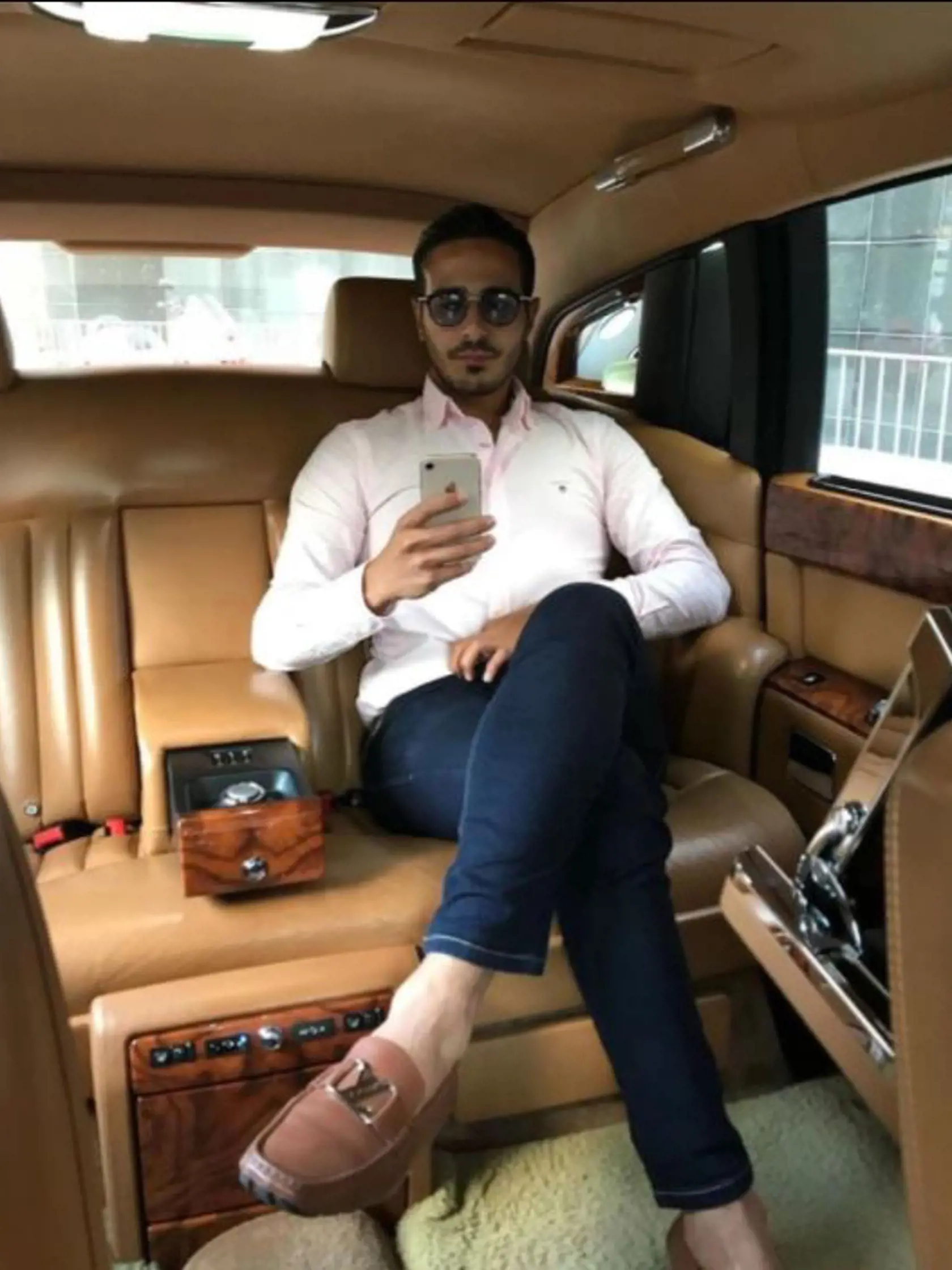Podvodník Simon Leviev má dnes 31 rokov a užíva si luxusný život. Fotografie zverejňoval na sociálnej sieti instagram. Svoj účet však po odvysielaní dokumentu Tinder swindler zmazal. Britskému denníku The Sun sa však podarilo k jeho fotografiám dosťať včas.