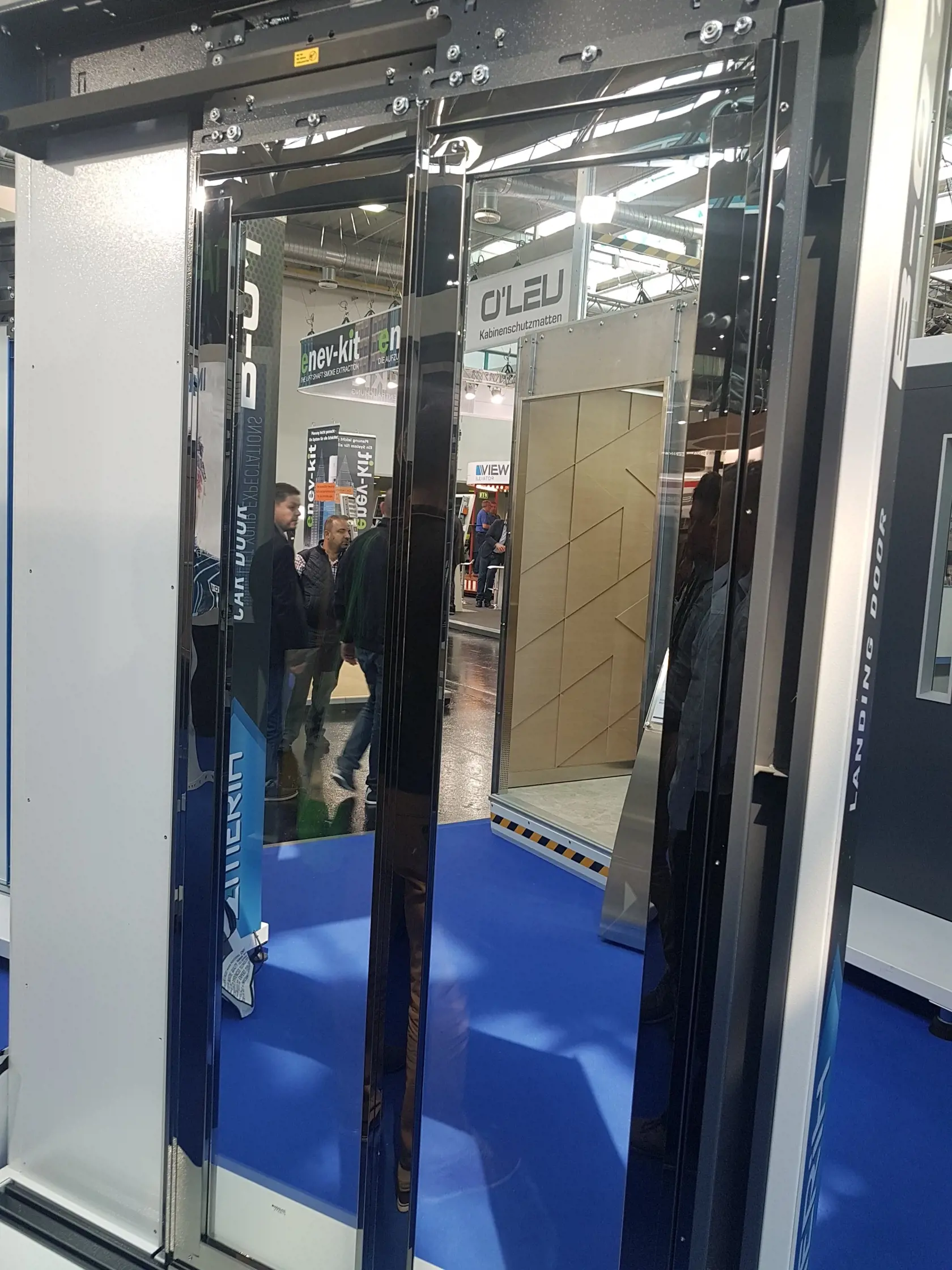 Moderné výťahy s presklenými dverami, ktoré sa po zastavení automaticky otvoria samé.