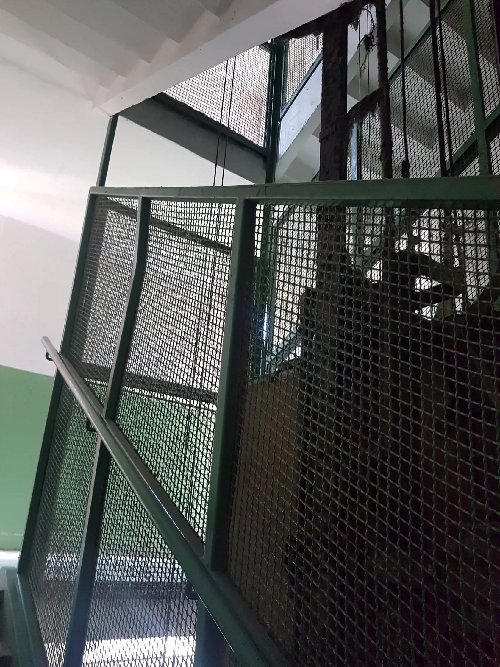 Starý výťah "v koši" už nespĺňa dnešné prísne európske normy.