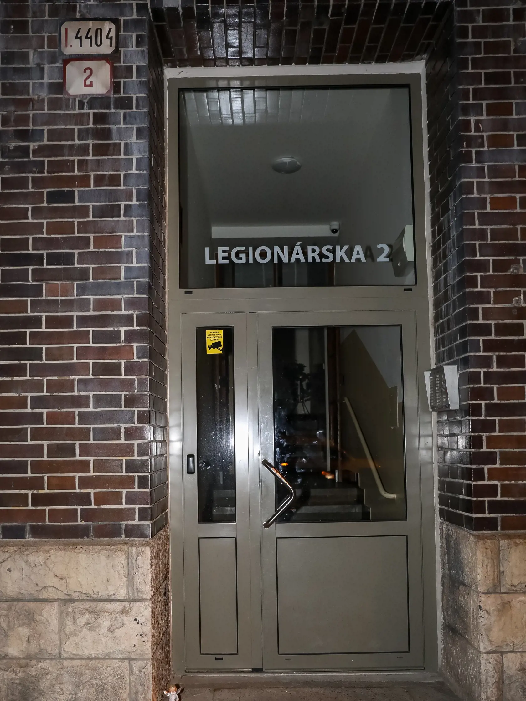 V jednom z bytových domov v Bratislave na Legionárskej ulici č.2 sa vo výťahovej šachte zasekla žena, vo výťahu bolo zranené batoľa.