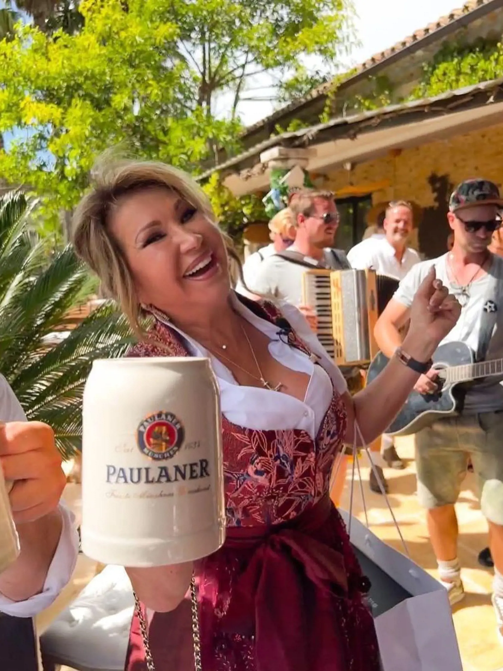Milionárka Carmen sa pochválila tradičnými šatami s veľkým výstrihom, v ktorom predviedla svoje bujné poprsie a na sociálnej sieti instagram sa pochválila fotografiami s pivom v ruke a širokým úsmevom.