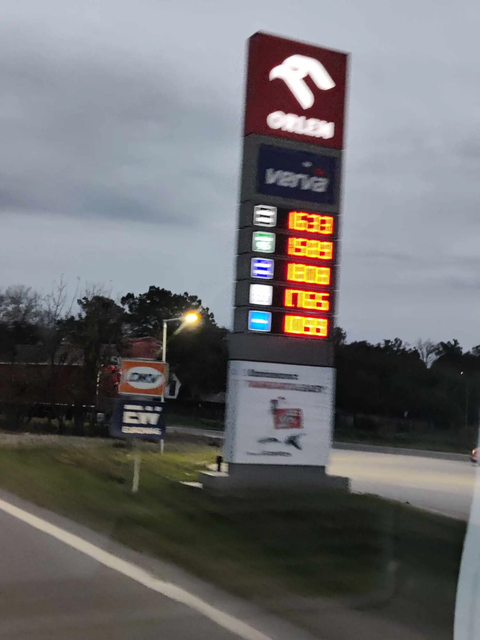 Aktuálne ceny na čerpačkách Orlen. Benzín (95) za 1,589 €, Nafta za 1,633 €