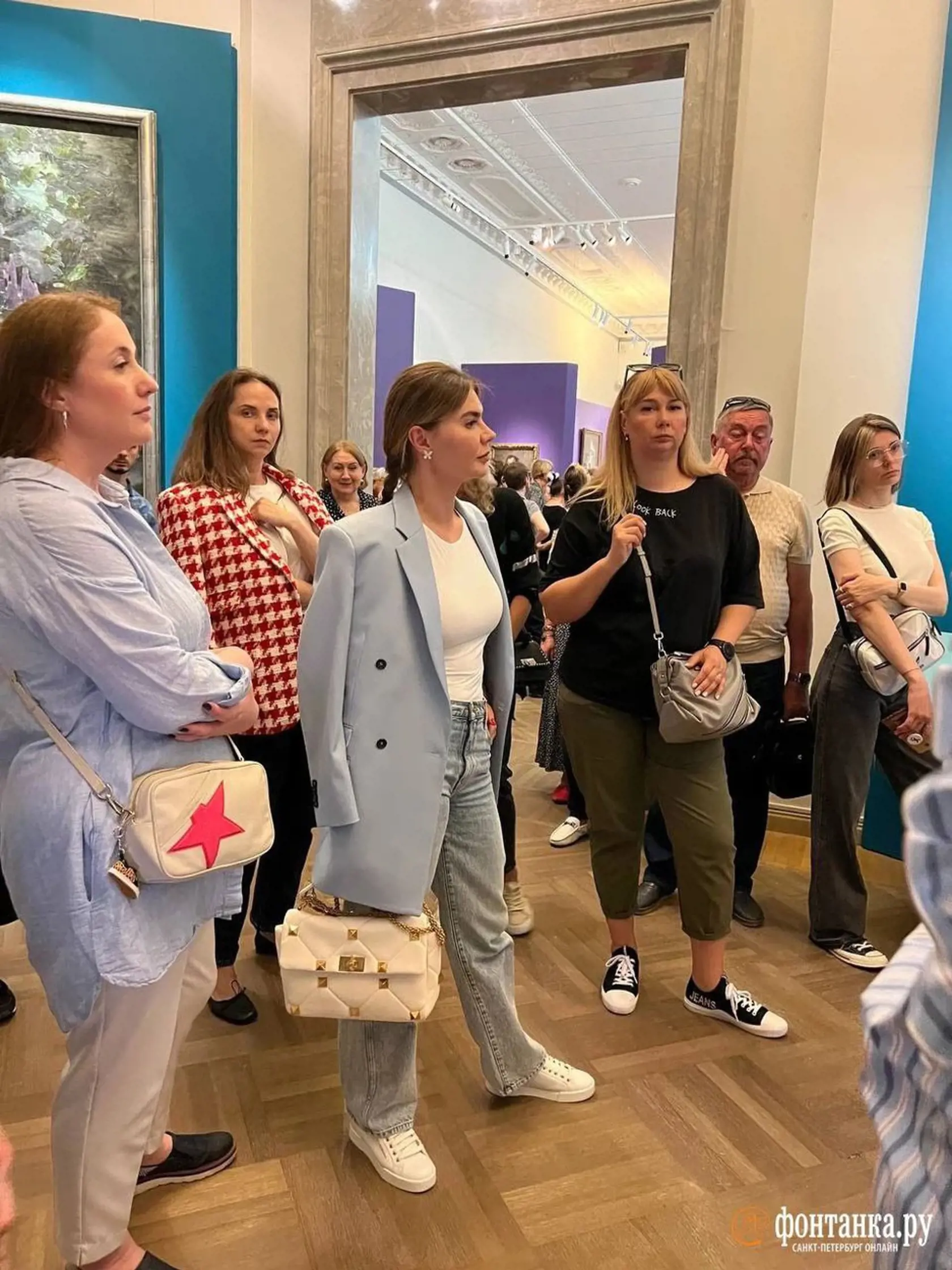 Kabajevová sa v júni objavila aj v Moskve v Štátnom ruskom múzeu. Na sociálnych sieťach a v médiách sa rozoberal jej outfit aj luxusná kabelka.