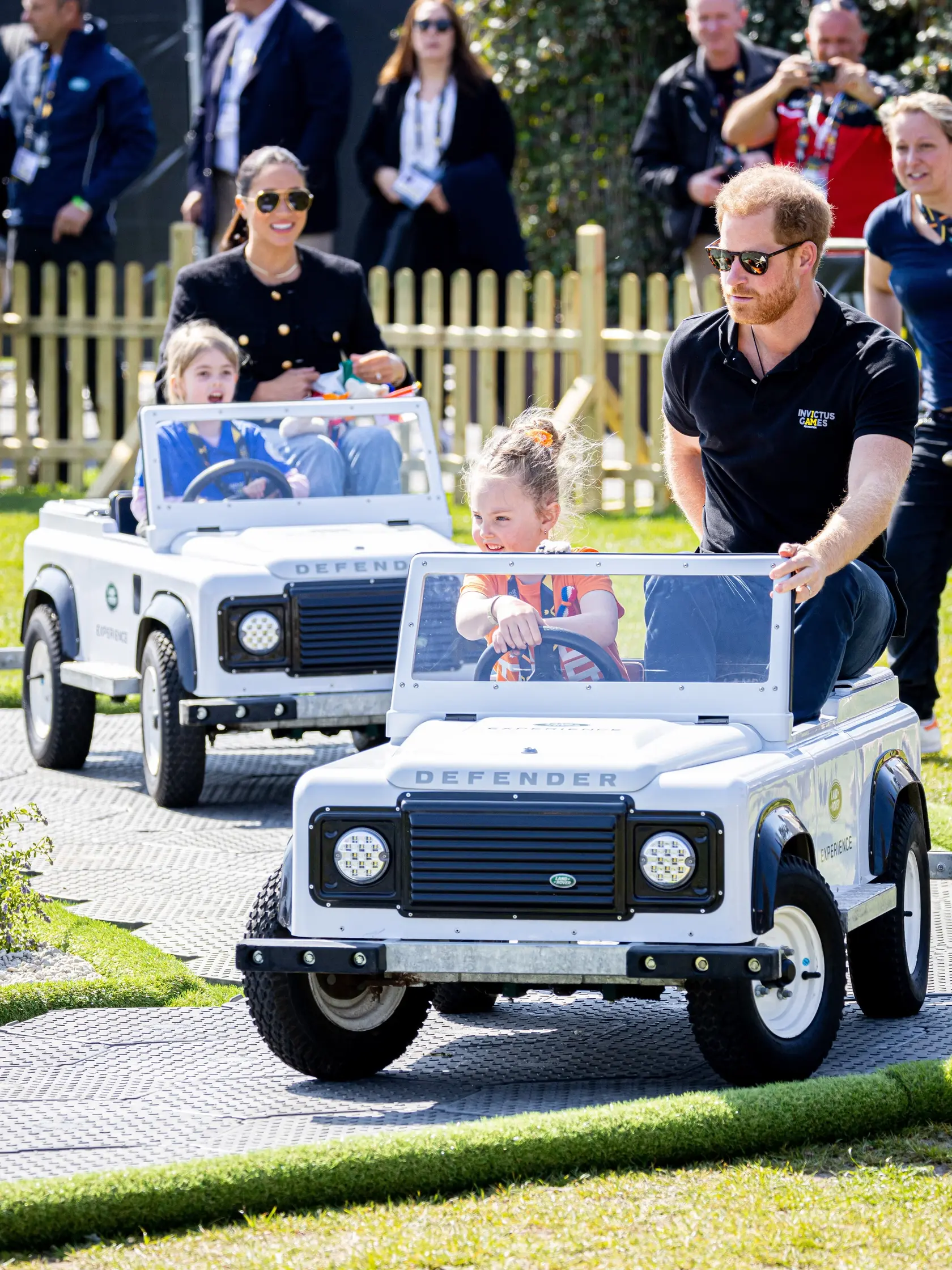 Princ Harry a Meghan sa vedia zabávať.