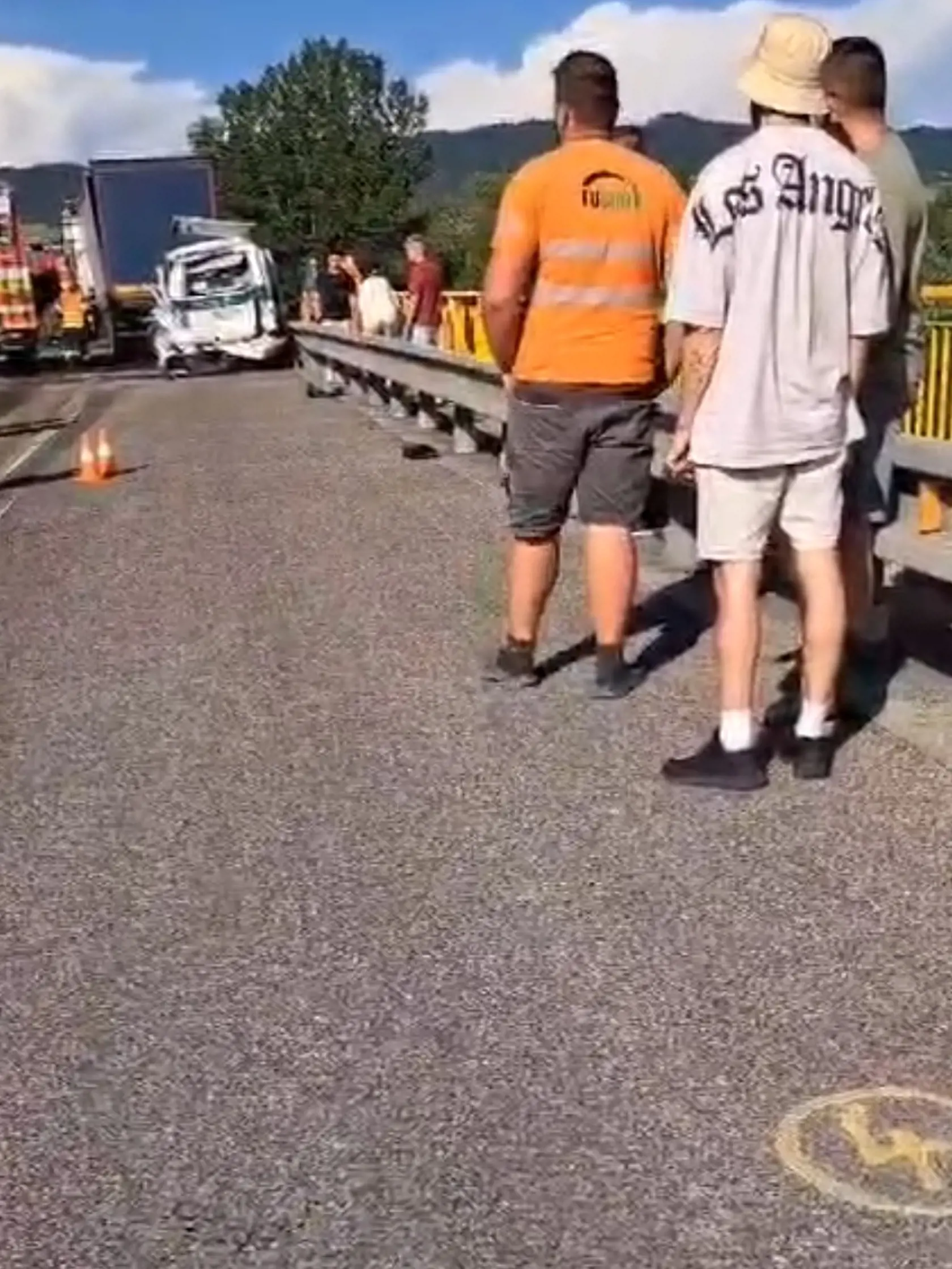 Na diaľnici pristál aj vrtuľník. Kamión podľa svedka vrazil do policajného auta aj do hasičov.
