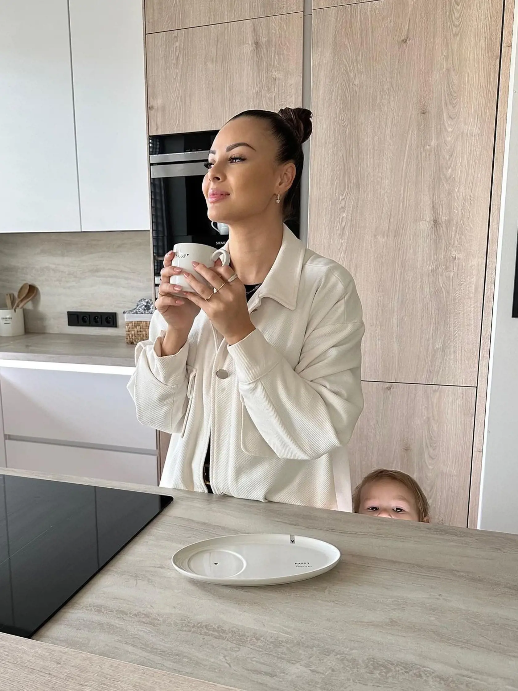 Nová kuchyňa je naozaj krásna. Minimalistická a svetlá, presne ako má Monika rada, No najkrajšia je i tak tá vykúkajúca hlavička: "Ps. Ruminka musí být prostě všude ..🥰"