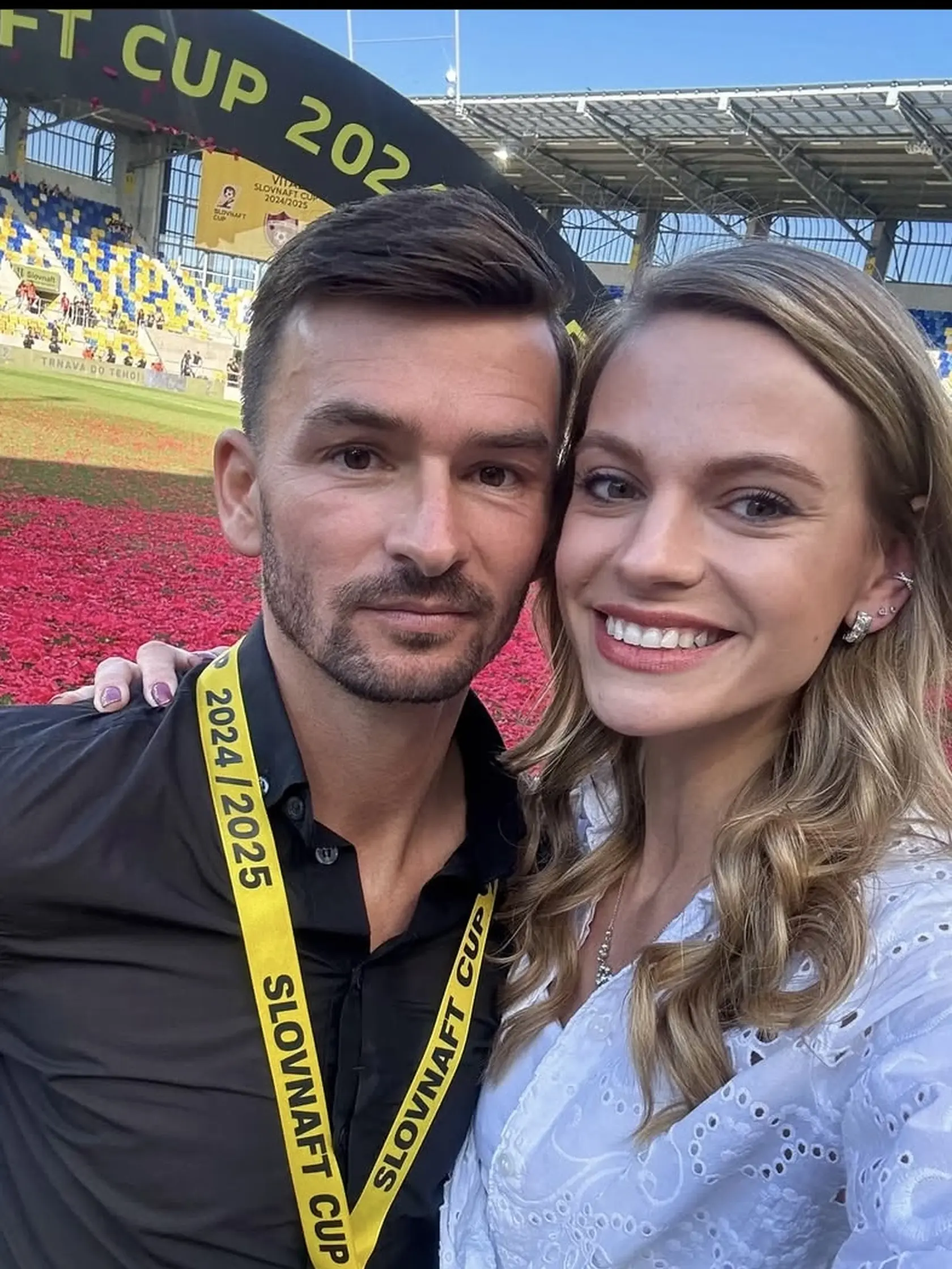 Michal Gašparík má za sebou úspešnú sezónu, predovšetkým vďaka triumfu vo finále Slovnaf Cupu, ktorý oslavoval aj so svojou manželkou Izabelou.