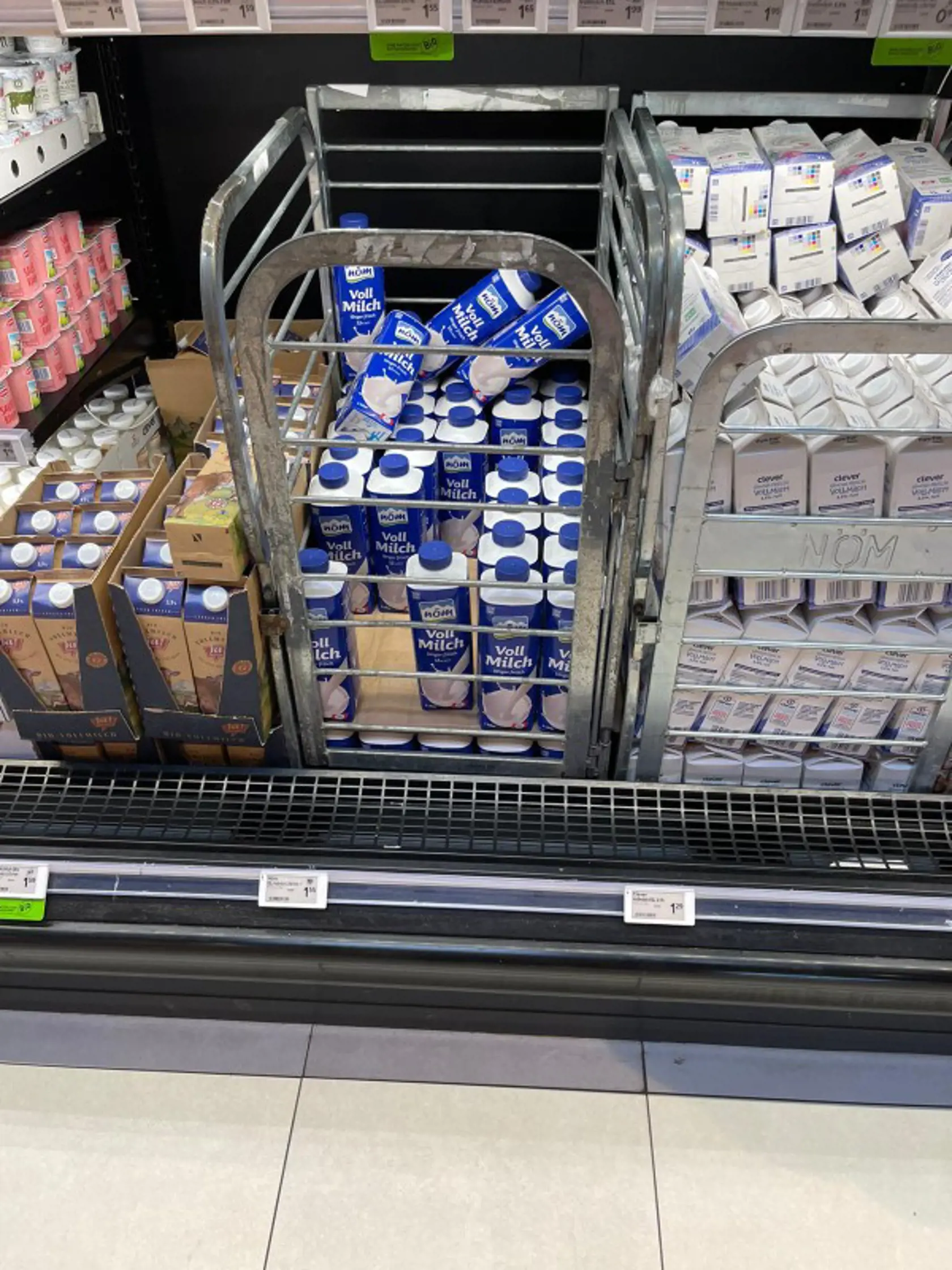 Na snímke sú ceny potravín v predajni Lidl v Rakúsku.