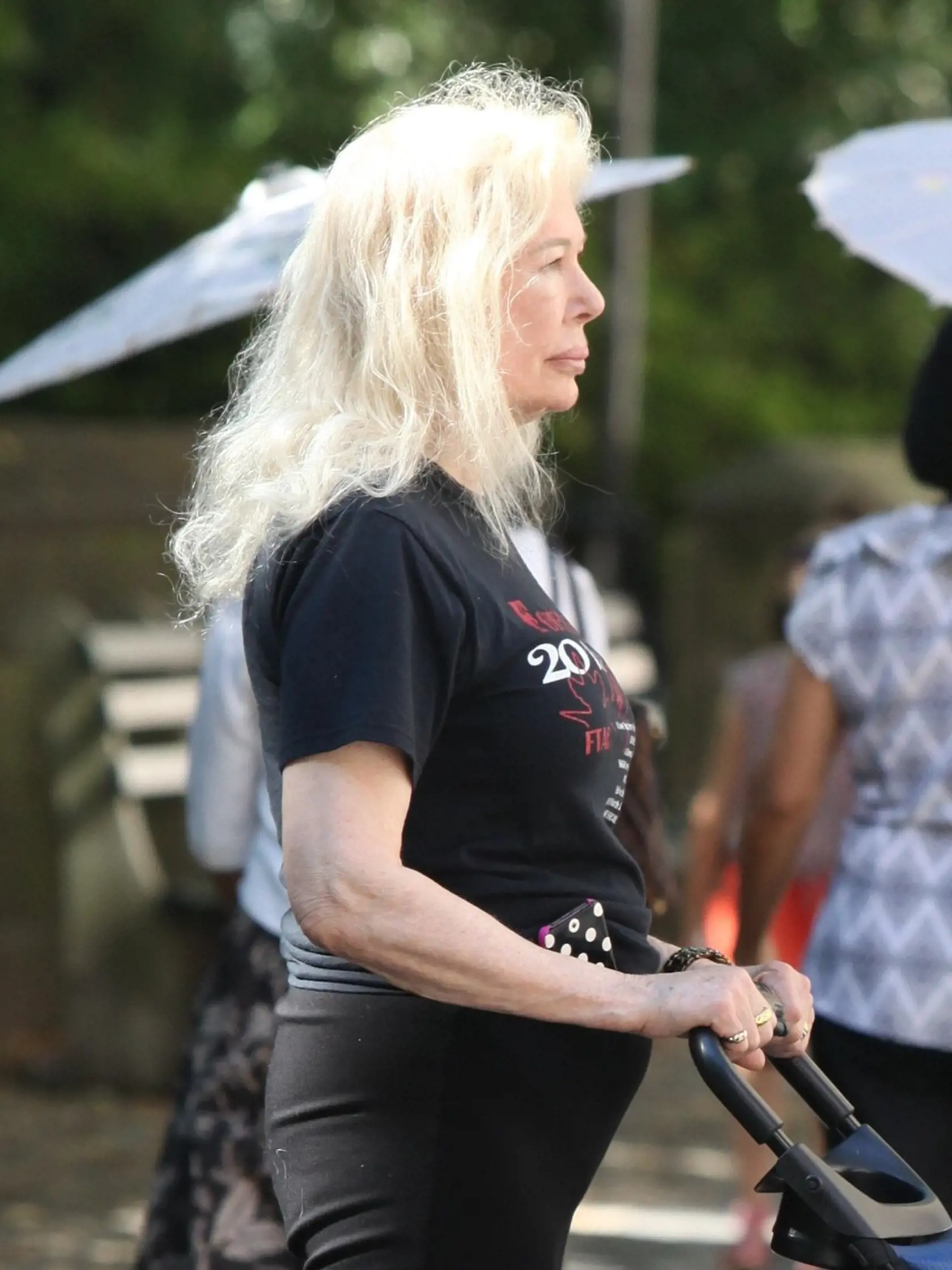 Loretta Swit časom prepadla plastickým operáciám a kozmetickým zákrokom. A ako sa dá tušiť, čoho je veľa, toho je príliš. Herečka sa o svoju krásu nakoniec nedobrovoľne pripravila sama a zmenila sa takmer na nepoznanie.