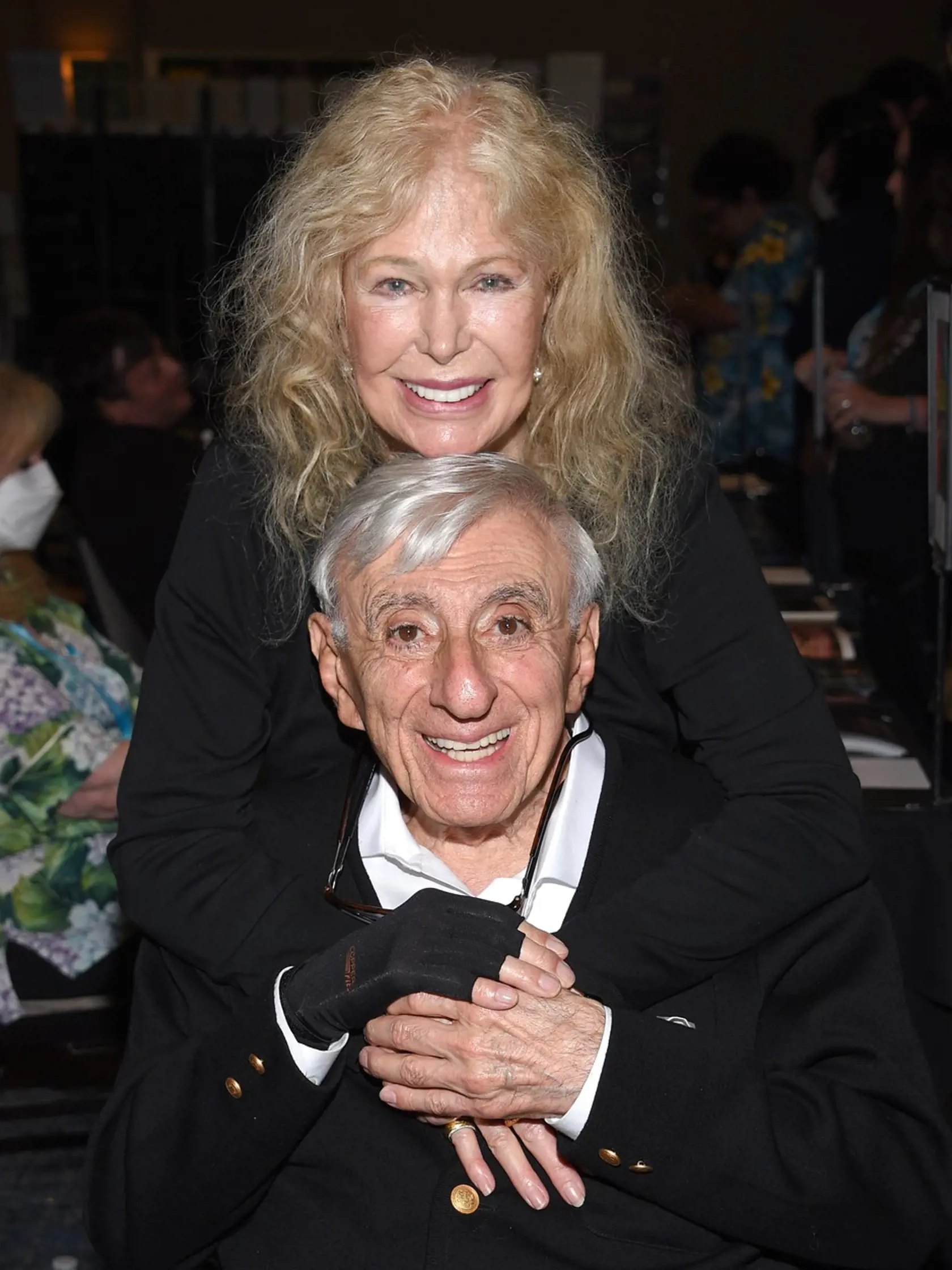 Loretta Swit (85) - major Margaret 'Šťabajzna' Houlihanová a Jamie Farr (88) - desiatnik Maxwell Klinger