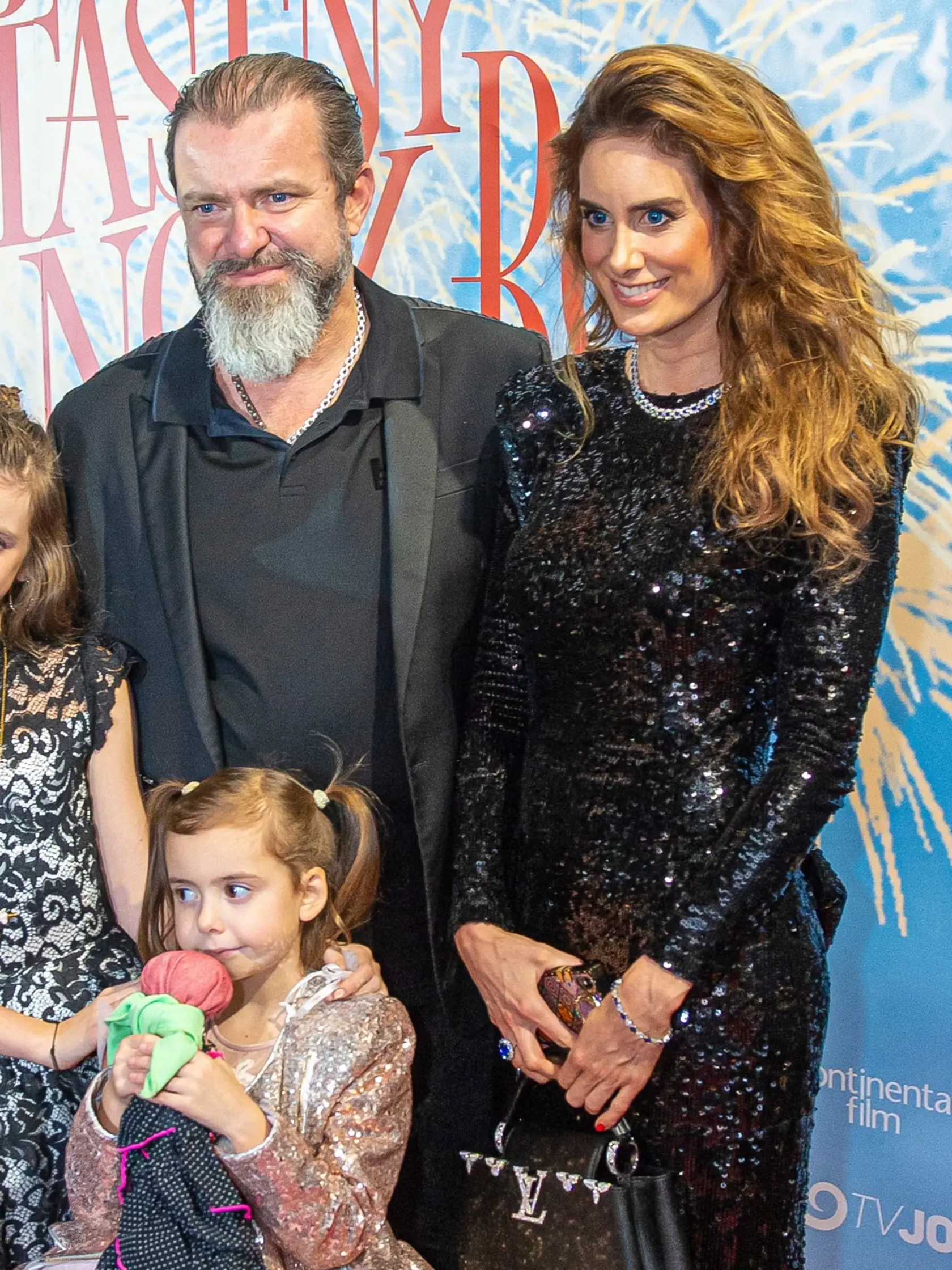 Rodinka milionára na slávnostnej premiére.