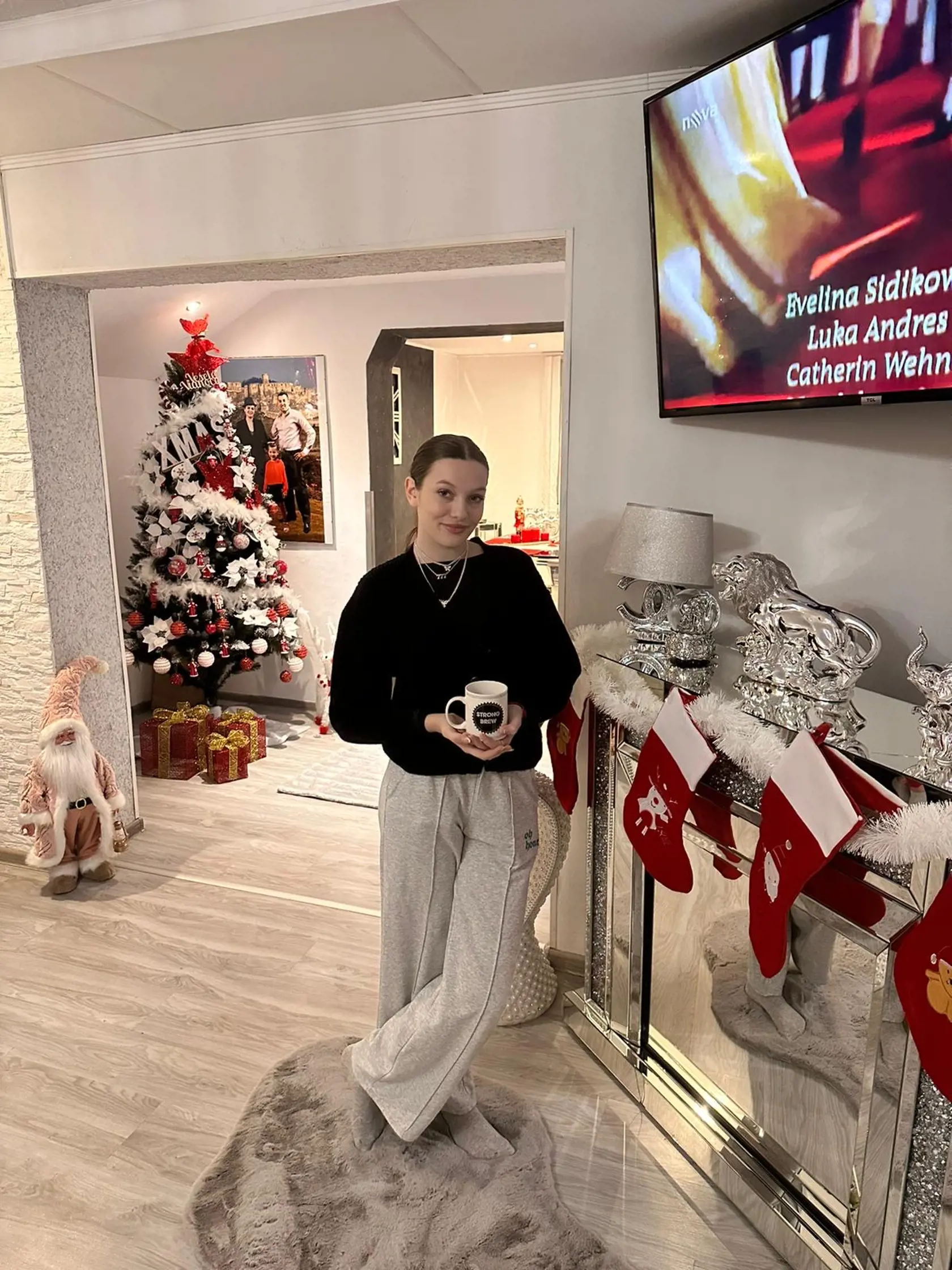 Rómska popová speváčka Vanesa Horáková (15) zo Spišskej Belej (okres Kežmarok) získala za rok množstvo fanúšikov. Býva s rodičmi v luxusne zariadenom dome a študuje na hotelovej akadémii.