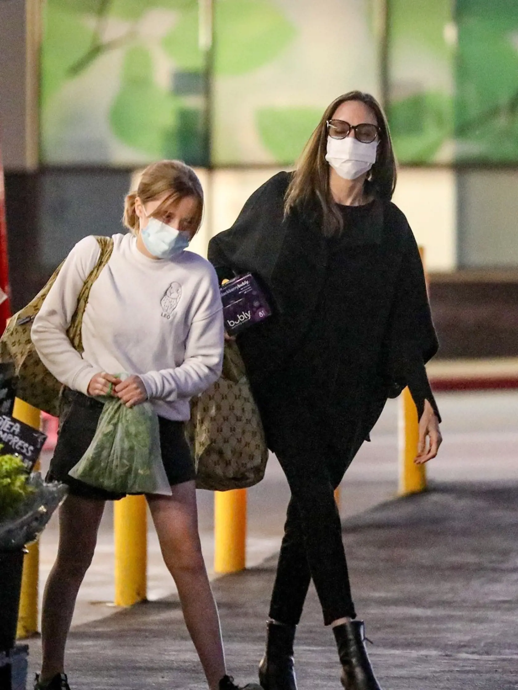 Angelina Jolie vymenila šaty za obtiahnuté nohavice, v ktorých ukázala extrémne chudé nohy.