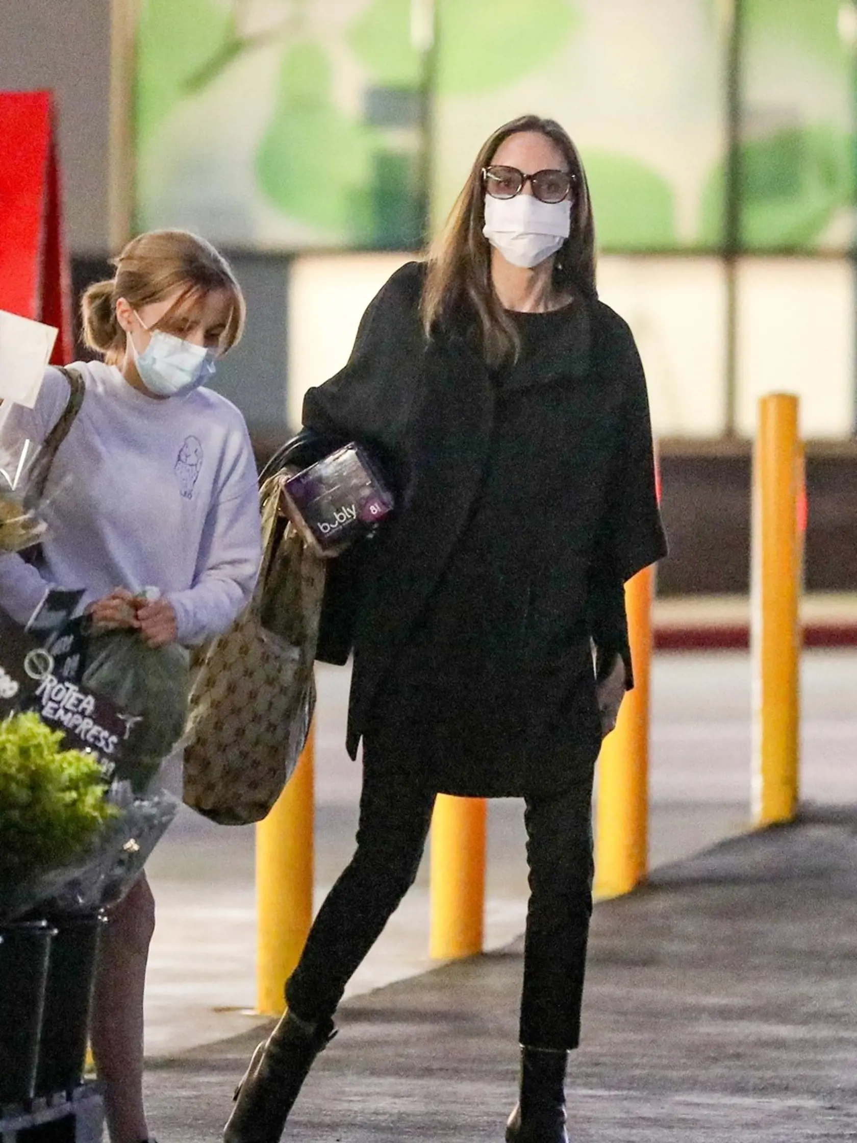 Angelina Jolie vymenila šaty za obtiahnuté nohavice, v ktorých ukázala extrémne chudé nohy.