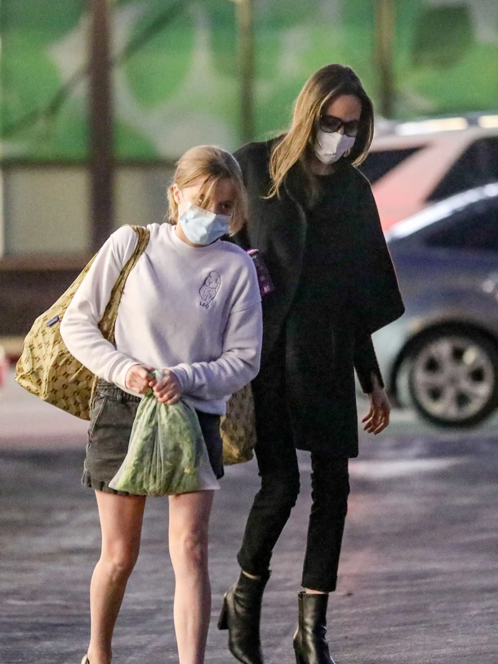 Angelina Jolie vymenila šaty za obtiahnuté nohavice, v ktorých ukázala extrémne chudé nohy.