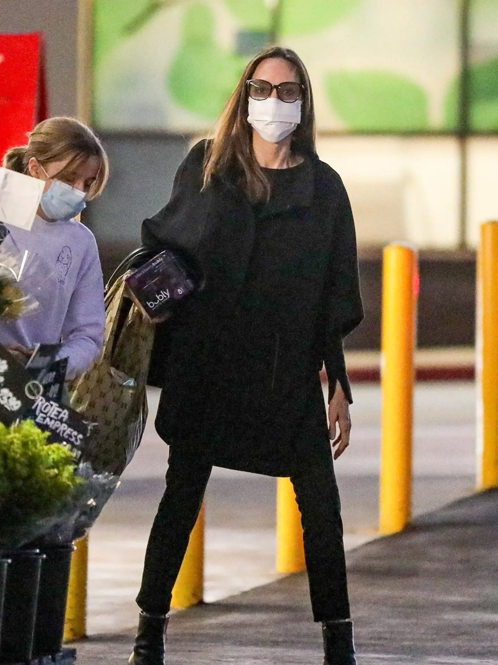 Angelina Jolie predviedla extrémne chudé nohy.