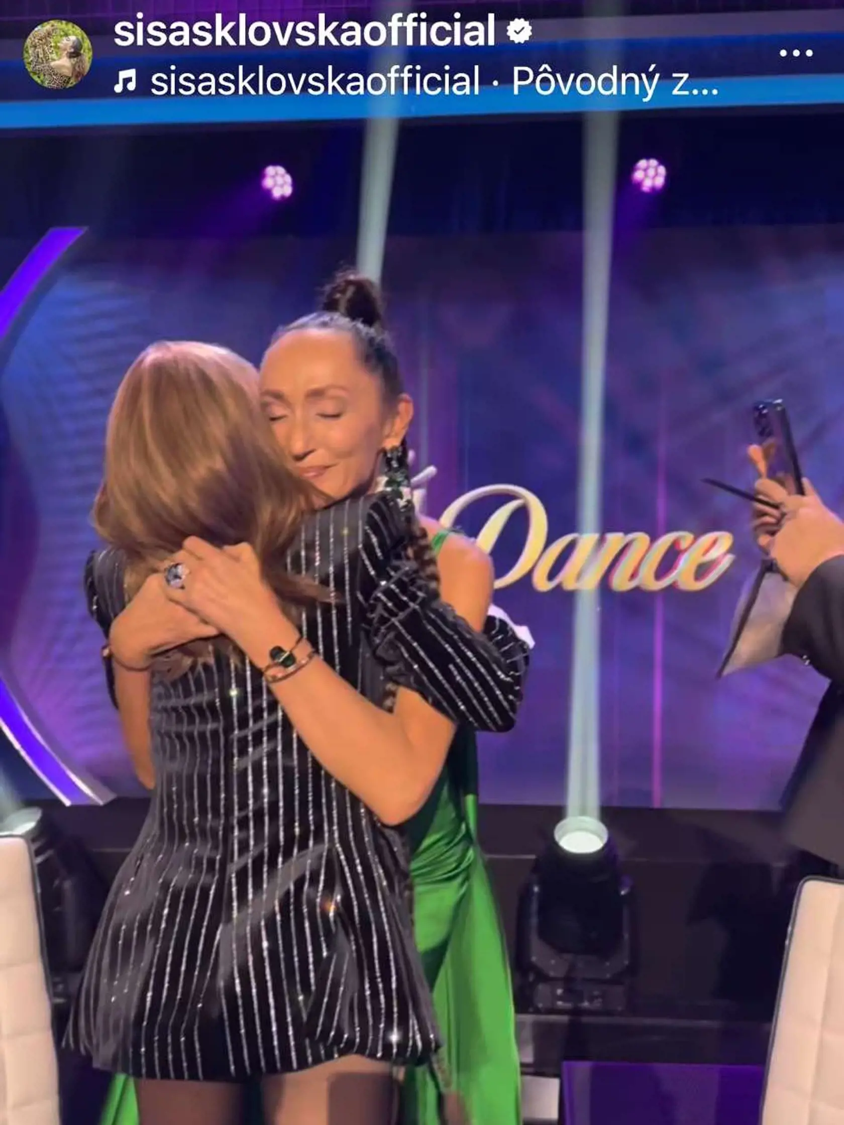 1. kolo Let's Dance: Sisa Lelkes Sklovska počas jednej z prestávok nabehla za speváčkou Paulou Abdul.