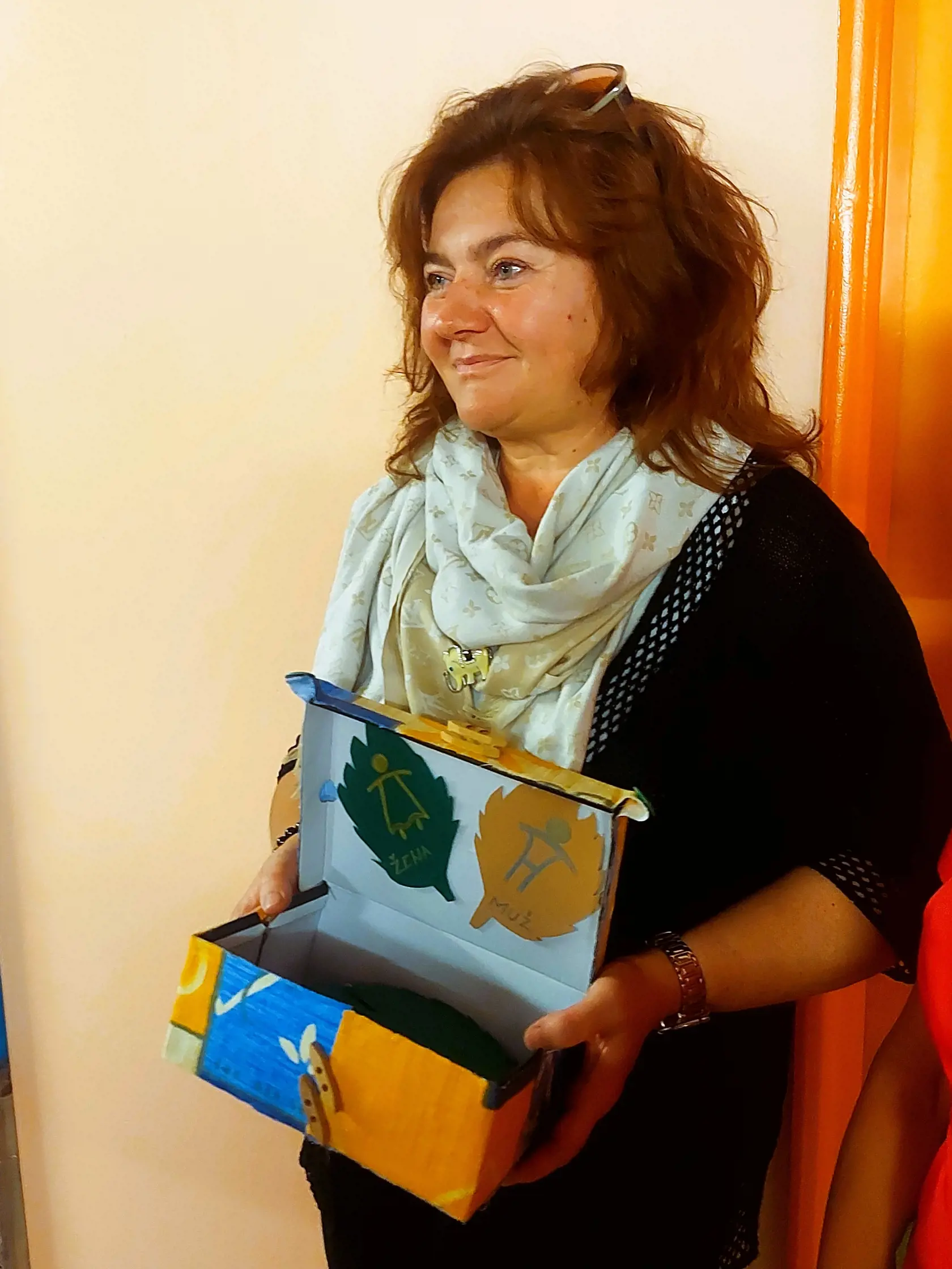 Paula s boxom na lístky. Hnedé sú určené na odkazy mužov a zelené žien.