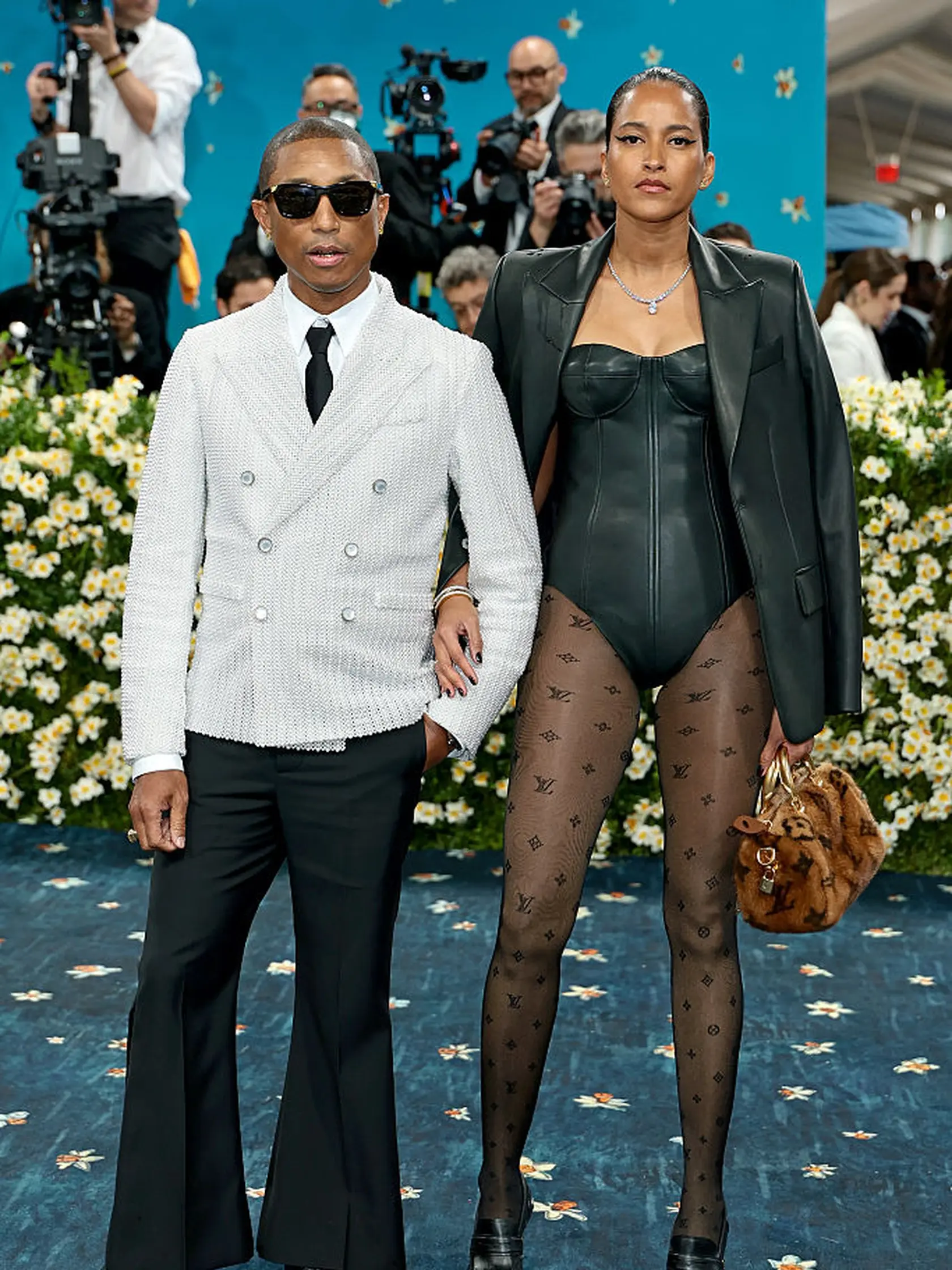 Spevák Pharrell Williams a módna návrhárka Helen Lasichanh.