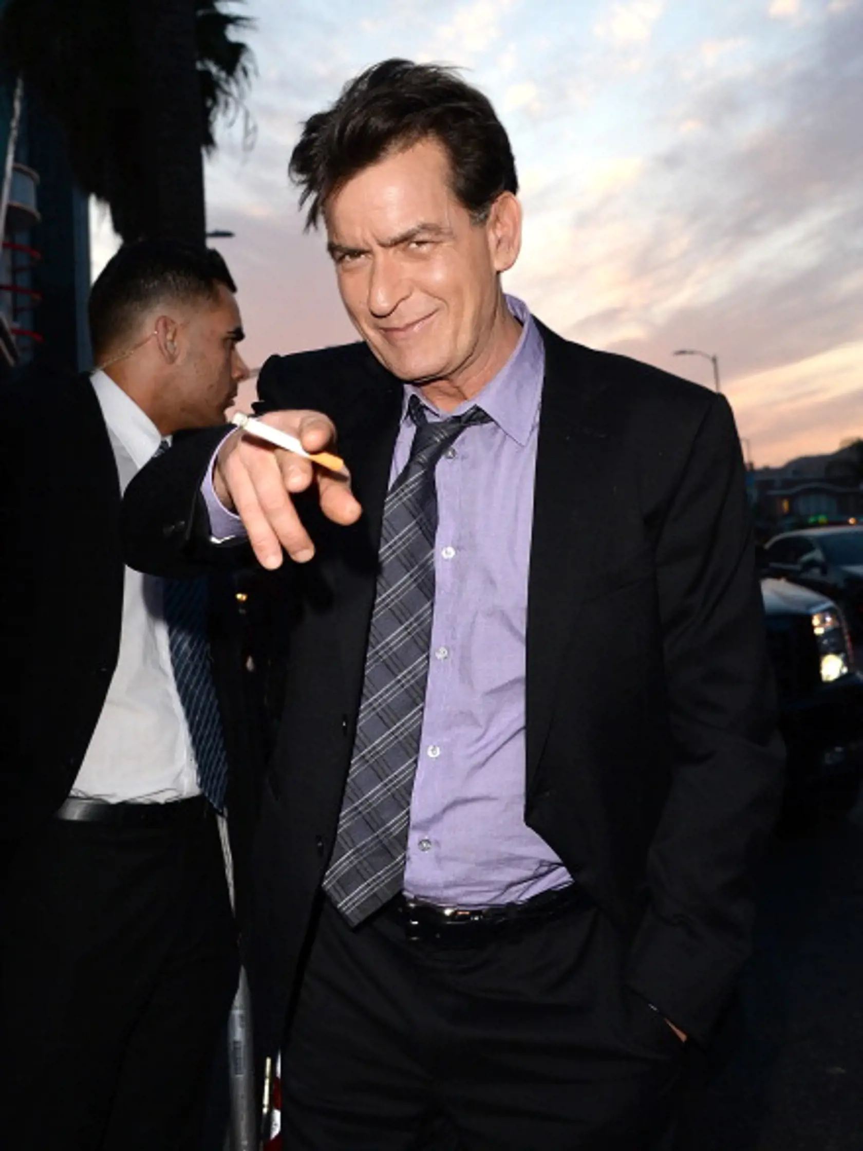 Nepolepšiteľný búrlivák Charlie Sheen pred vyše dvomi rokmi priznal, že je HIV pozitívny priamo v televíznej show. Na jeho popularite mu toto oznámenie vôbec neubralo. HIV mu potvrdili už v roku 2011, ale verejne sa priznal vraj hlavne preto, aby táto informácia neposlúžila na jeho vydieranie. Jeho kariéra pokračuje aj napriek odvážnemu priznaniu. Dokonca sa stal aj súčasťou kampane výrobcov kondómov.