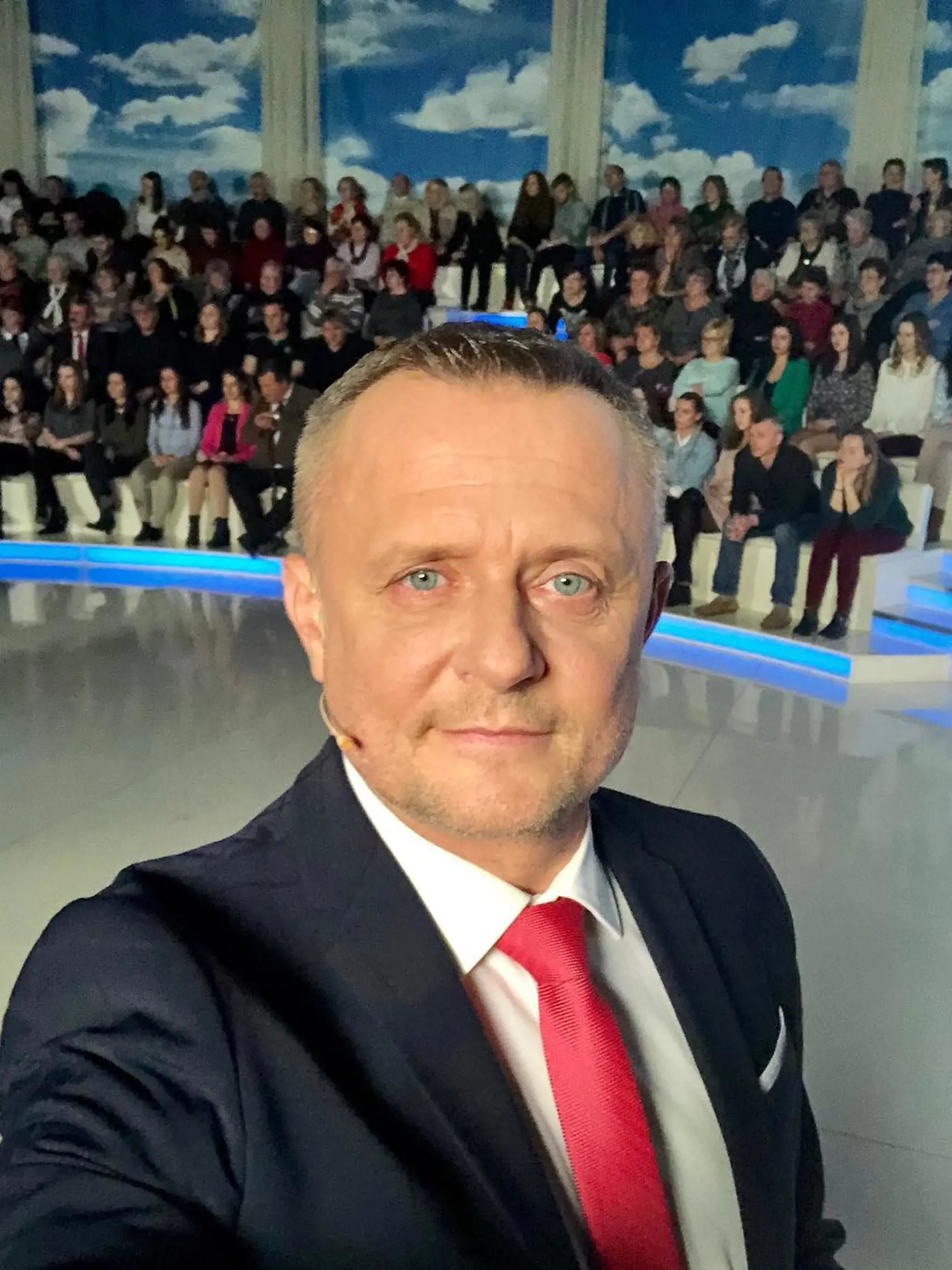 "Buduci týždeň prvé štúdio a v piatok prvé vysielanie SIEDMEHO NEBA, niektorí účinkujúci avízujú - covid. Máme roztočené ďalšie príbehy - ľudia avízujú - covid. Toto fakt neviem, ako zvládneme a koľko častí bude možné reálne ponúknuť…držte palce do topánok tečie," napísal Vilo.