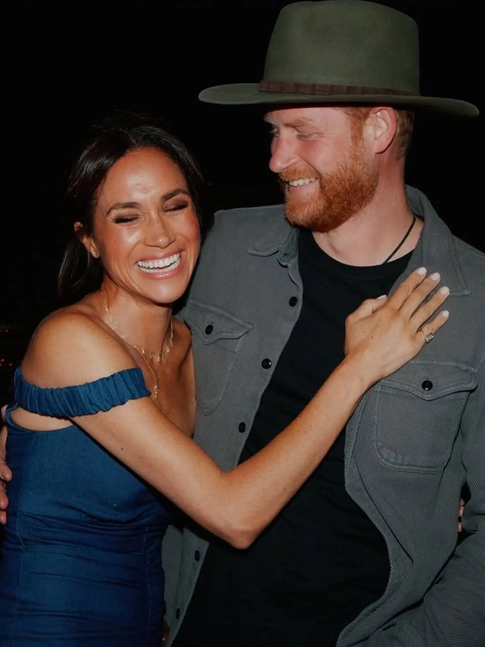 Meghan Markle a Kate Middleton sa pred kráľovskou svadbou Meghan a princa Harryho v roku 2018 pohádali kvôli šatám pre družičky. Meghan popiera, že by sa správala nevhodne a tvrdí, že ona je tá, ktorej ublížili.
