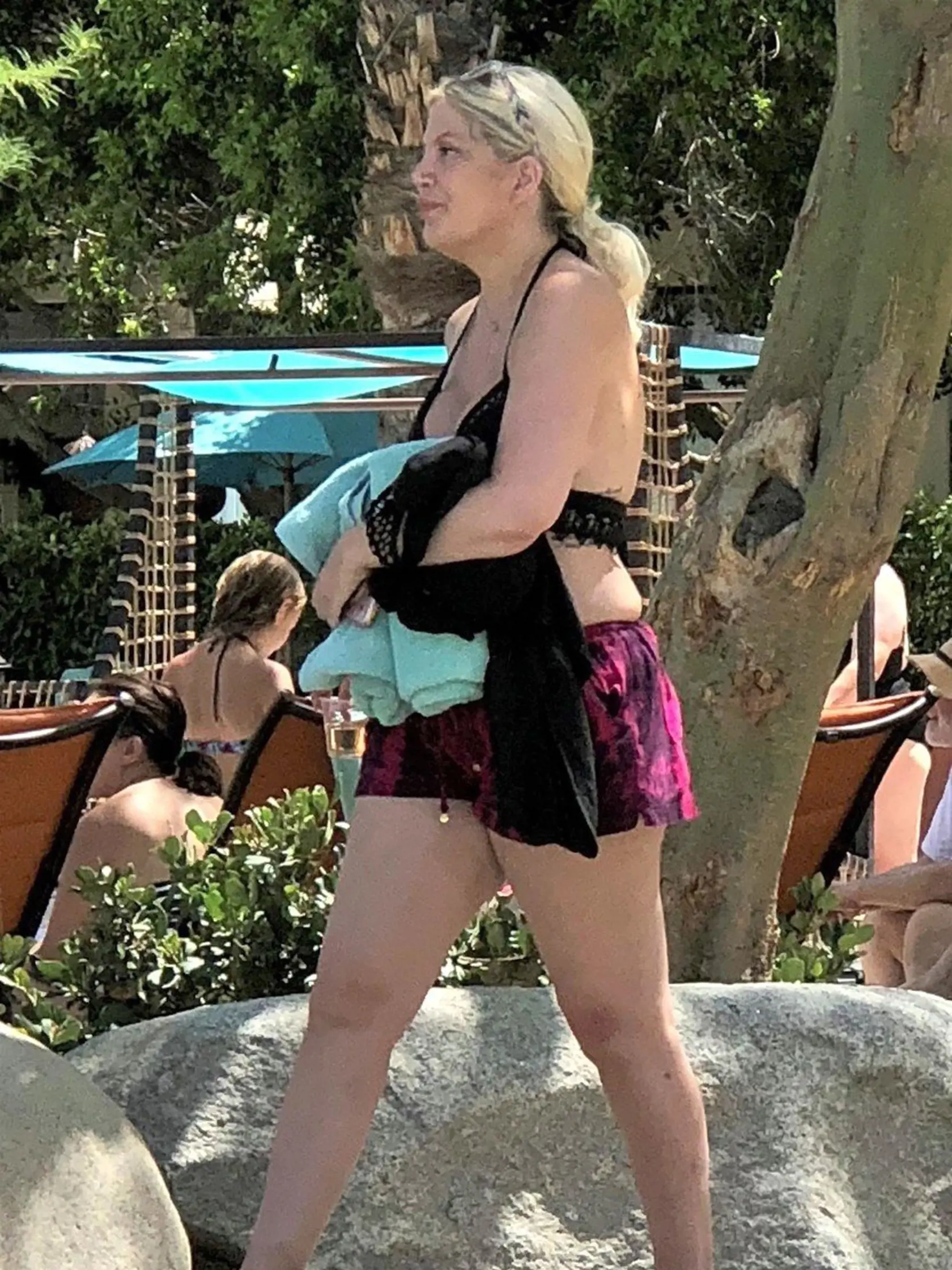 Tori Spelling sa na záberoch fotografov v porovnaní so zverejnenou snímkou výrazne líšila. 
