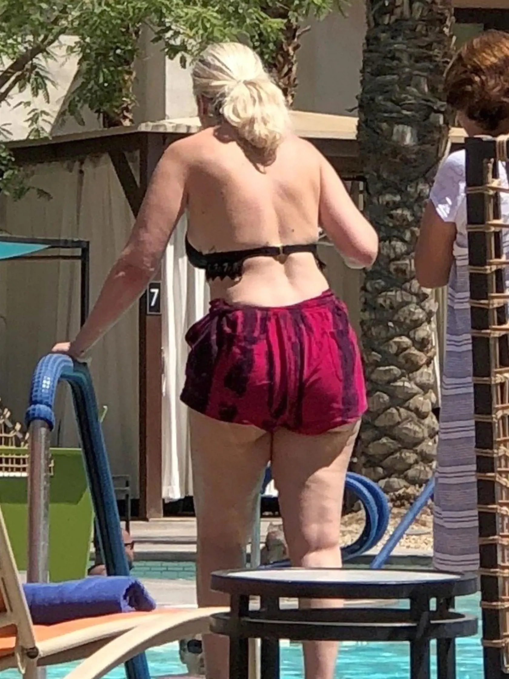 Tori Spelling sa na záberoch fotografov v porovnaní so zverejnenou snímkou výrazne líšila. 
