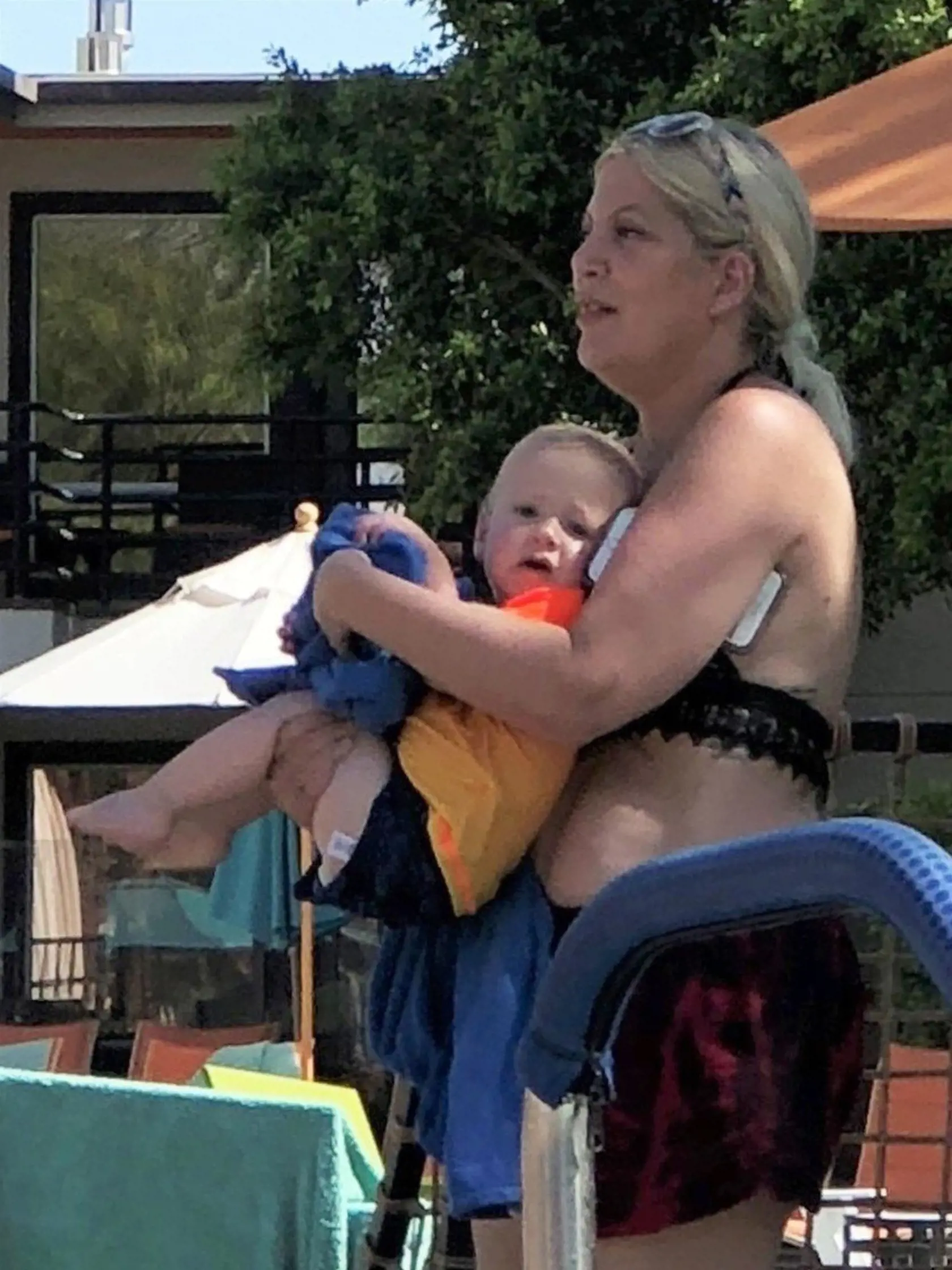 Tori Spelling sa na záberoch fotografov v porovnaní so zverejnenou snímkou výrazne líšila. 
