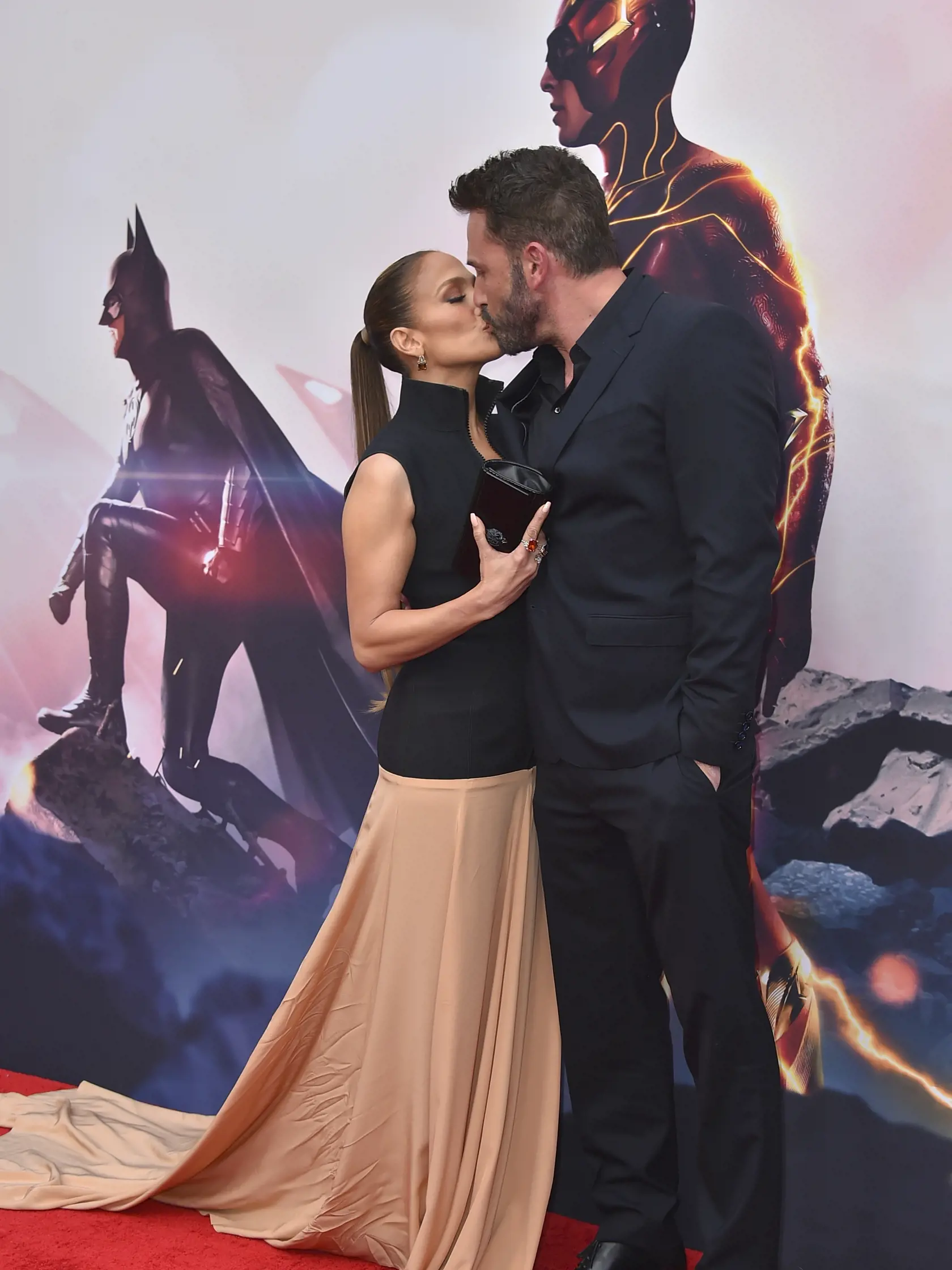 EBE 32 Los Angeles - Na snímke zľava americká herečka Jennifer Lopzová a jej manžel Ben Affleck (Batman) prichádzajú na premiéru amerického akčného filmu Flash nakrúteného na motívy komiksov o rovnomennej postave v nákupnom centre Ovation Hollywood v Los Angeles v noci na utorok 13. júna 2023. FOTO TASR/AP

Jennifer Lopez, left, and Ben Affleck arrive at the premiere of "The Flash" on Monday, June 12, 2023, at Ovation Hollywood in Los Angeles. (Photo by Jordan Strauss/Invision/AP)