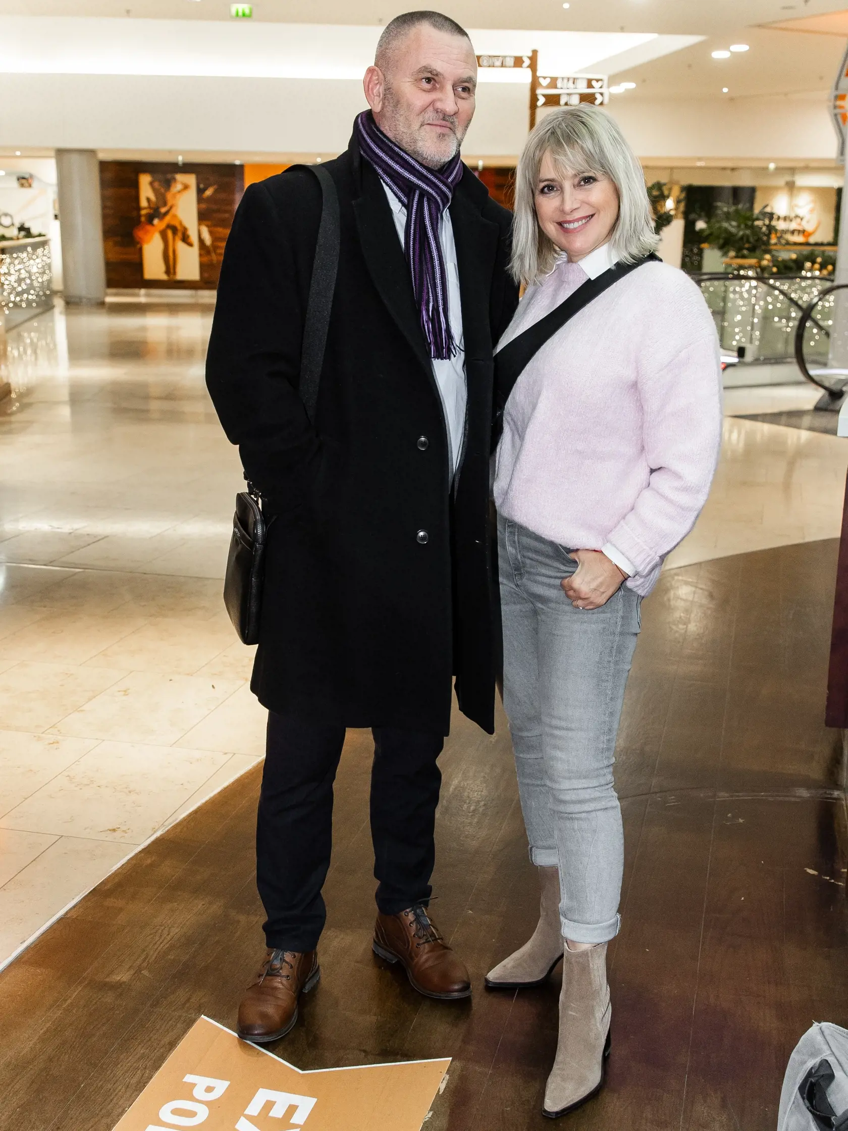 Príchody hostí na premiéru filmu "Klan Gucci" v Bratislave. Na snímke Zuzana Vačková s priateľom Petrom.