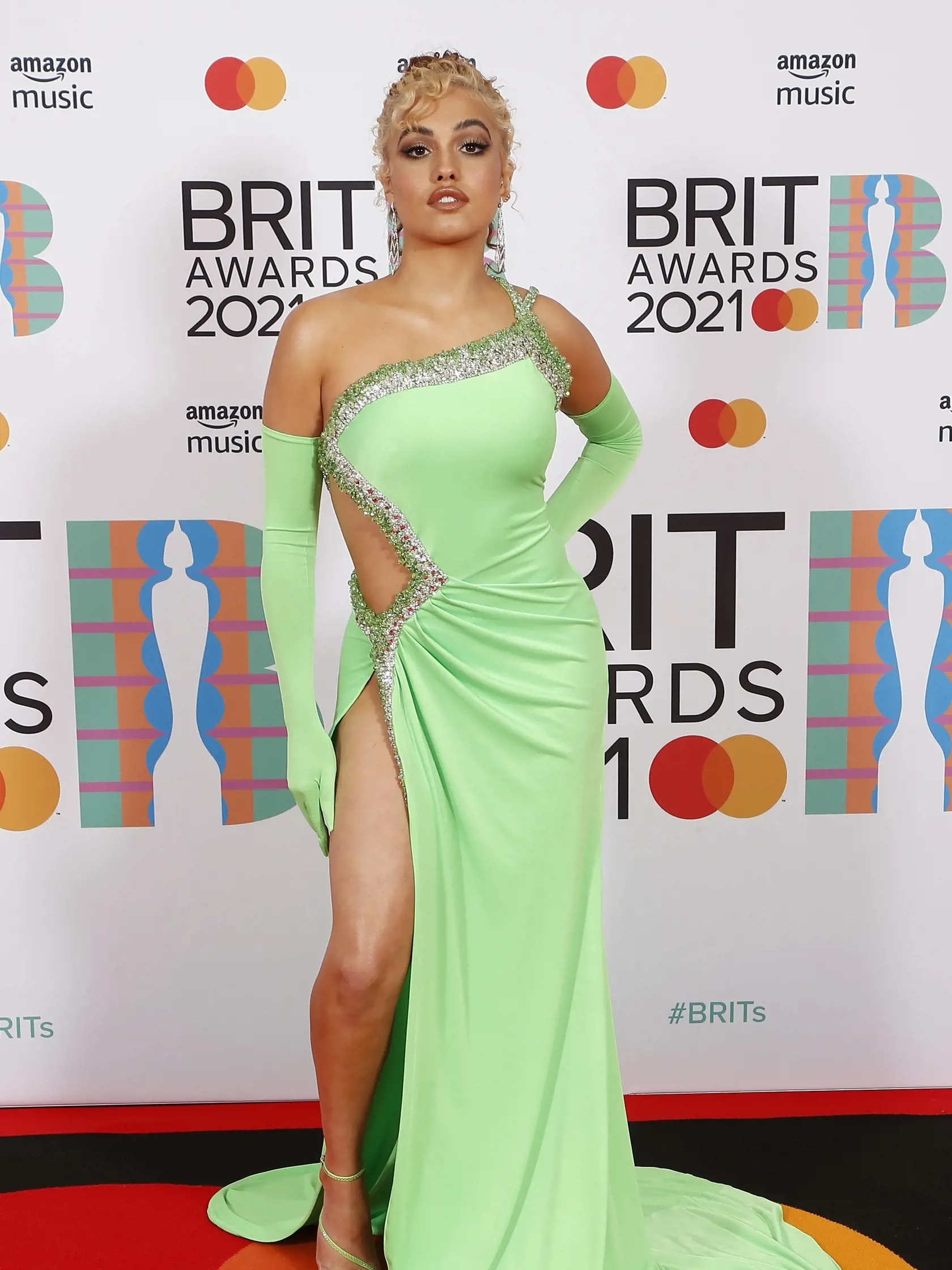 Britská speváčka Mabel.