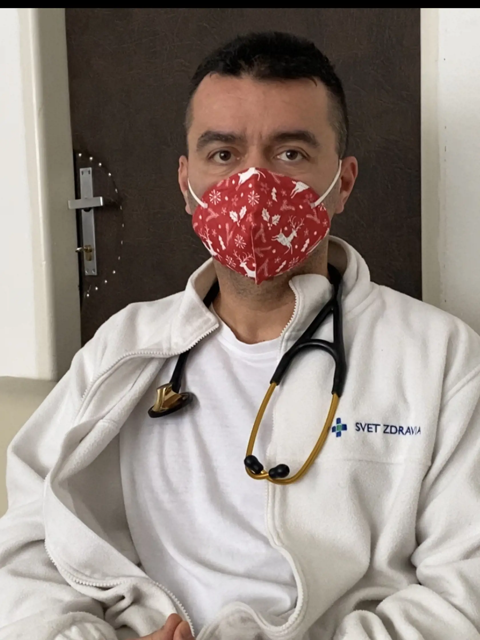 Primár covidového oddelenia svidníckej nemocnice Marek Pytliak vraví, že zatiaľ je predčasné hodnotiť, či bude mať nákaza omikronom miernejšie následky ochorenia.