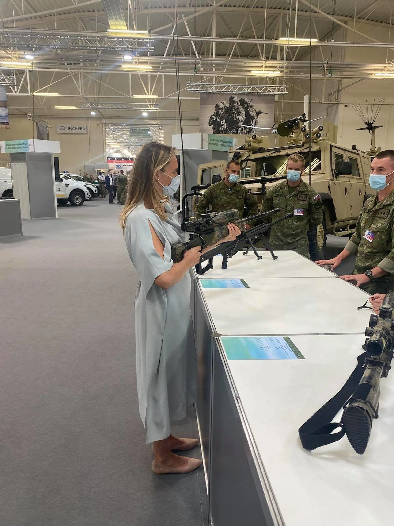Poslankyňa Romana Tabak - Prehliadka obrannej techniky IDEB