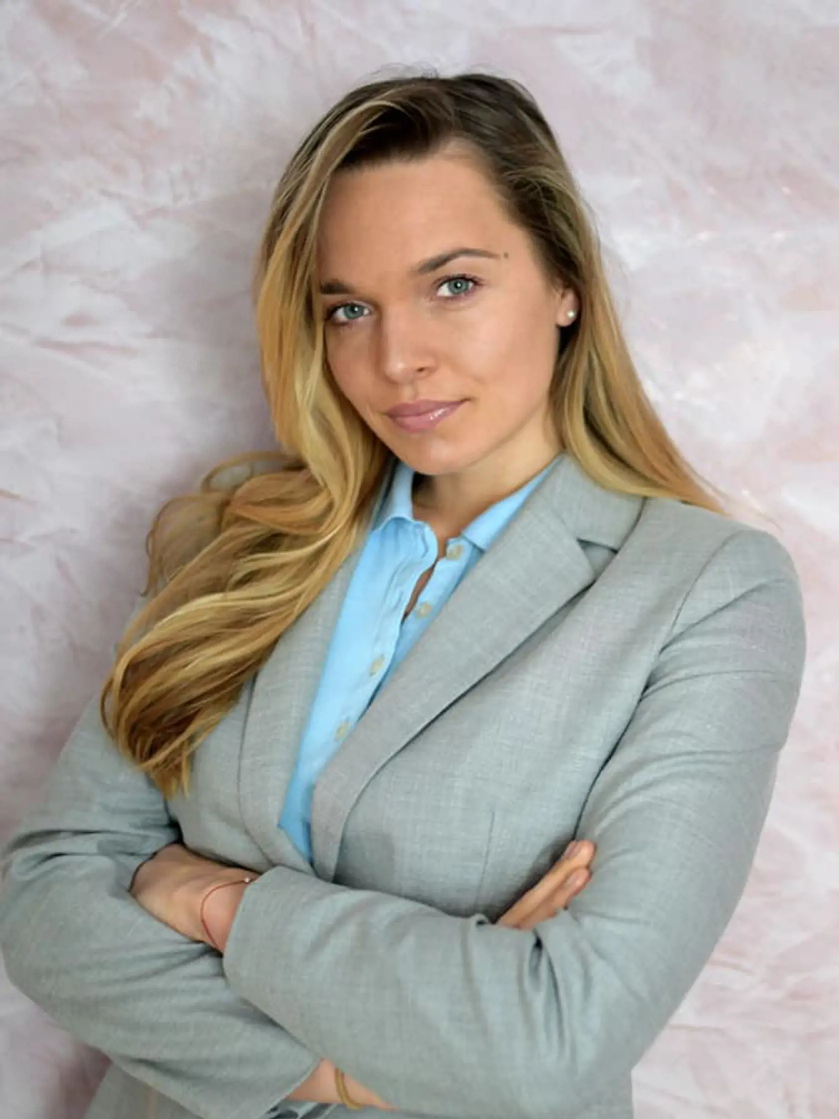 „Som jedna z mála v mojom okolí, ktorá ešte neabsolvovala na tvári žiadne kozmetické zákroky. Nemám ani botox,“ prezradila Romana Tabák.