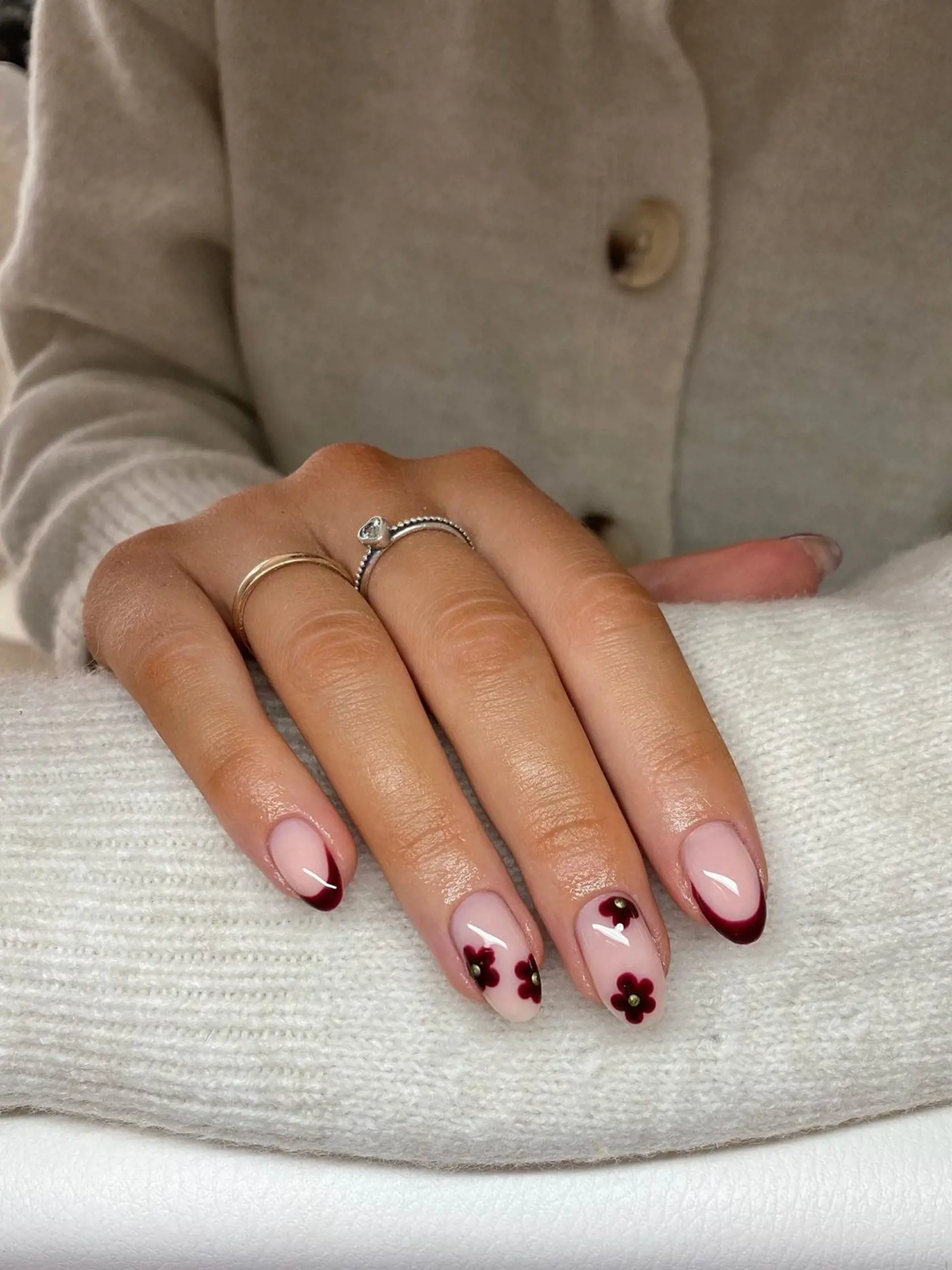 Nechty od @ellielouisenails 
