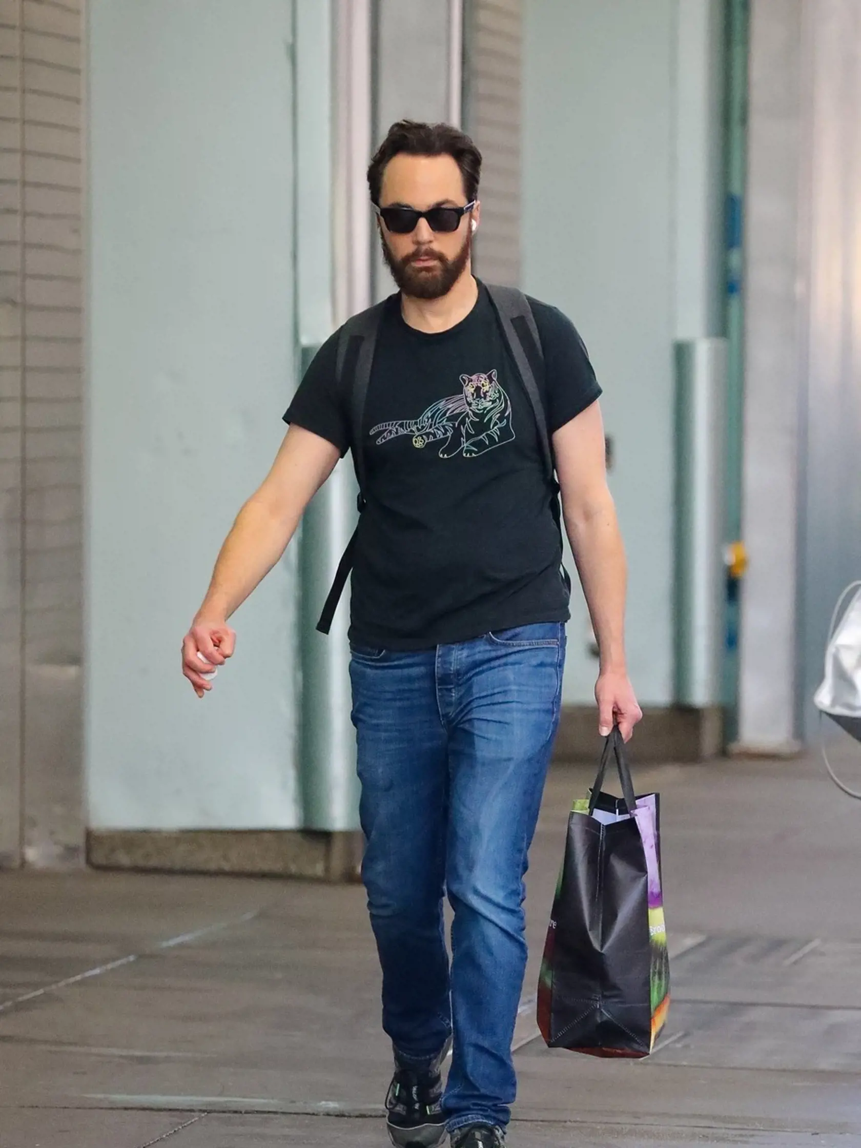 Americký herec Jim Parsons (51) prekvapil fanúšikov, keď sa ukázal na Broadwayi v New Yorku s bradou, ktorú by Sheldon Cooper, najznámejšia postava, ktorú kedy stvárnil, sotva schválil. 