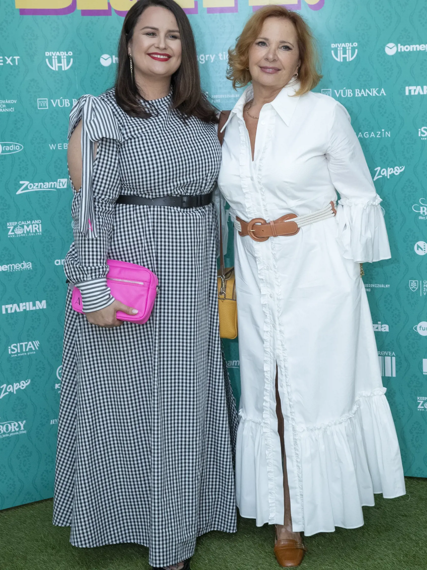 Premiéra filmu Vitaj doma brate! Na snímke zľava je Petra Polnišová a Kamila Magálová.