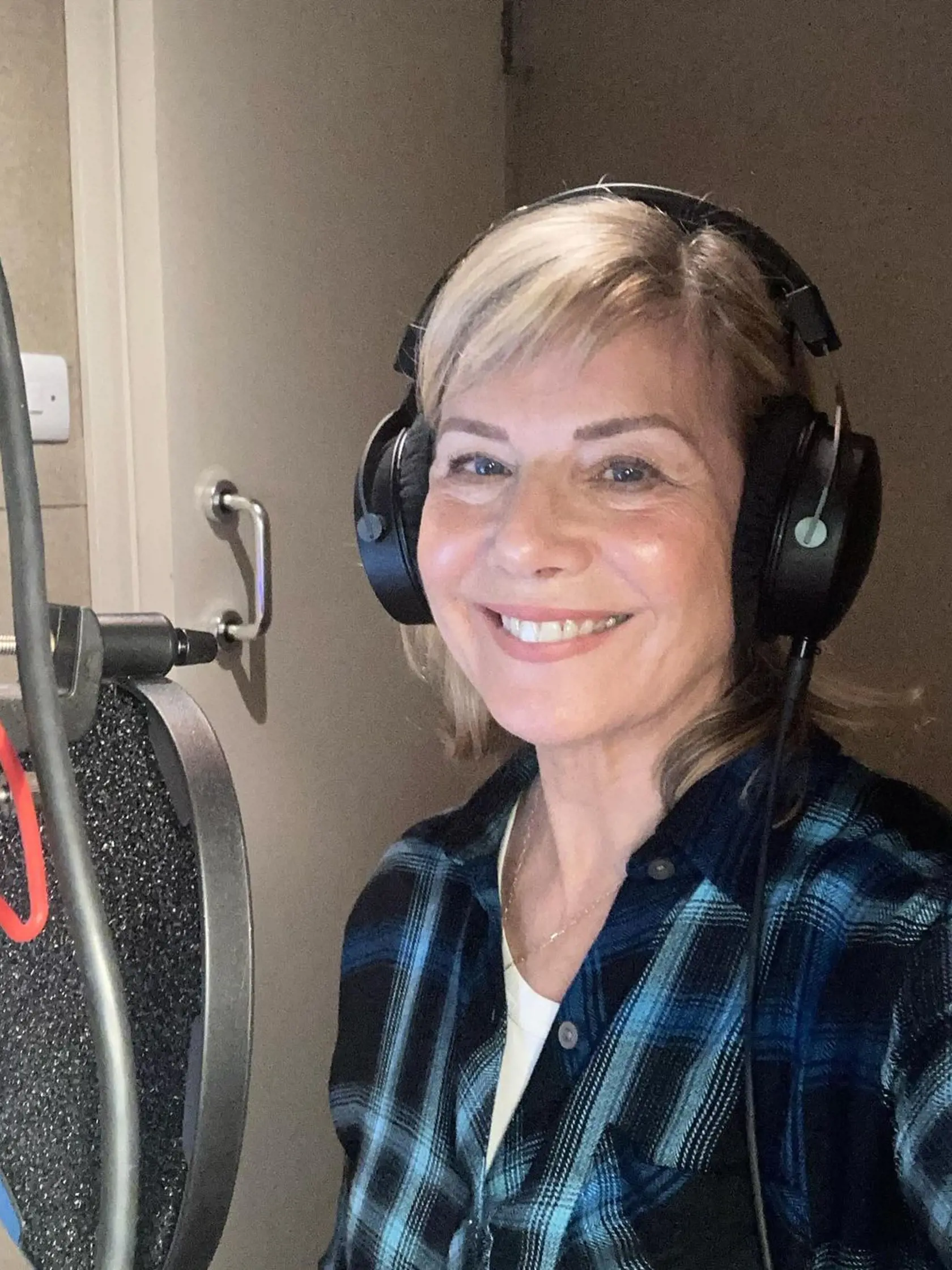 Glynis Barber pri práci. 